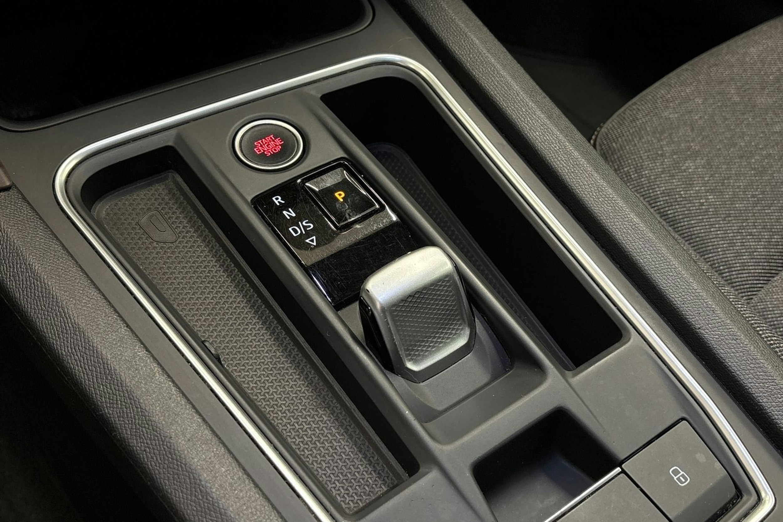 punainen SEAT Leon 2021 kuva 18.