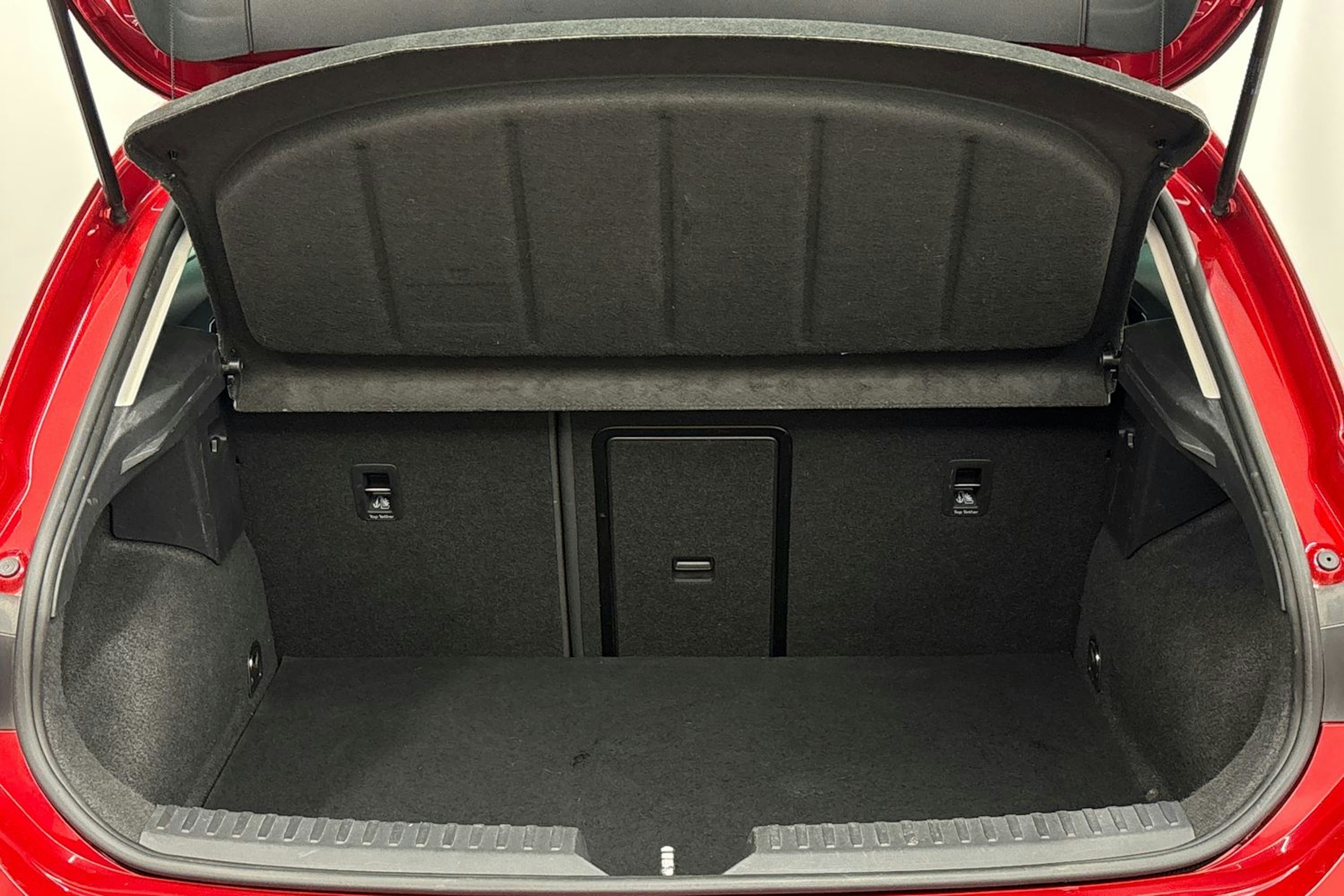 punainen SEAT Leon 2021 kuva 19.