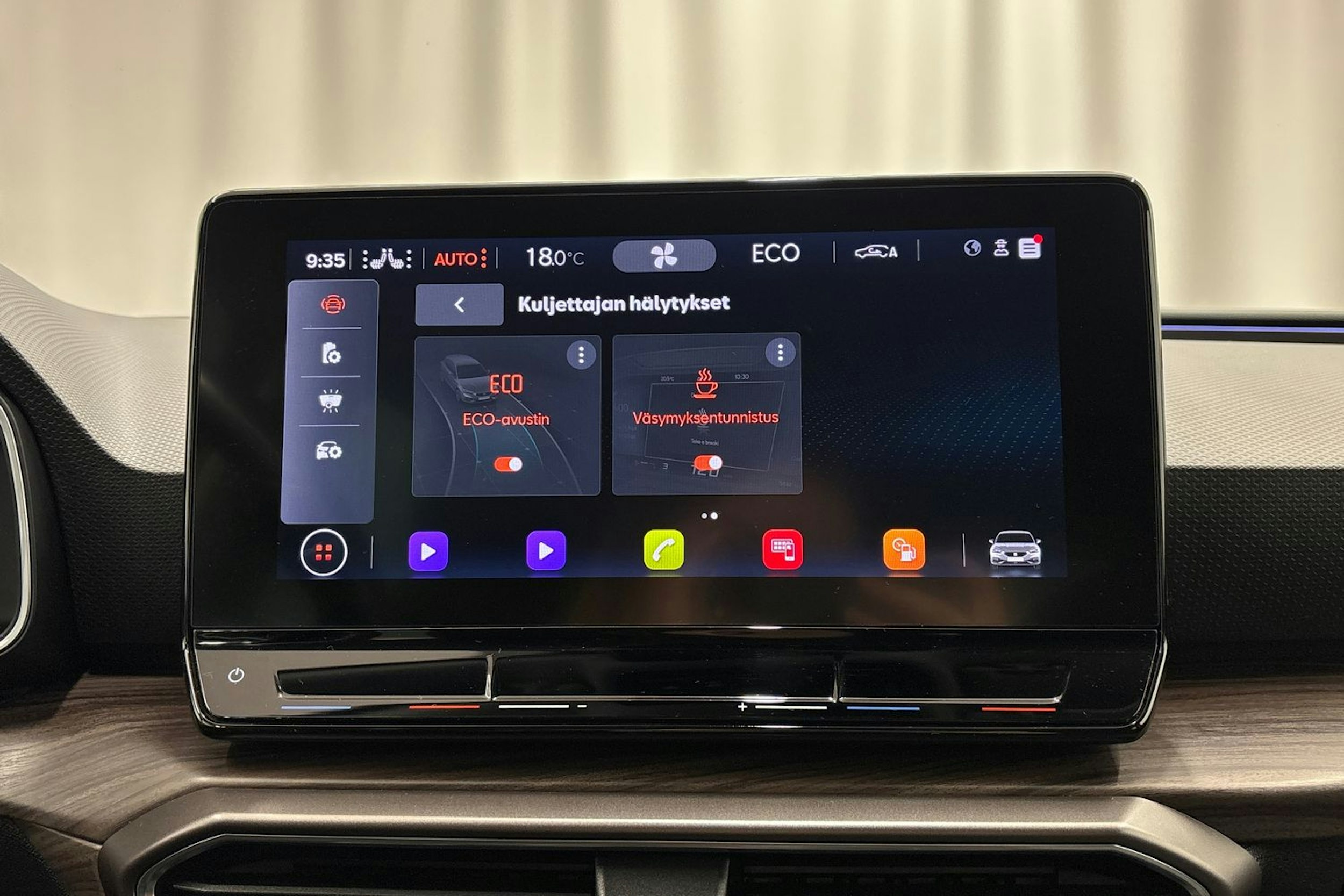 punainen SEAT Leon 2021 kuva 27.