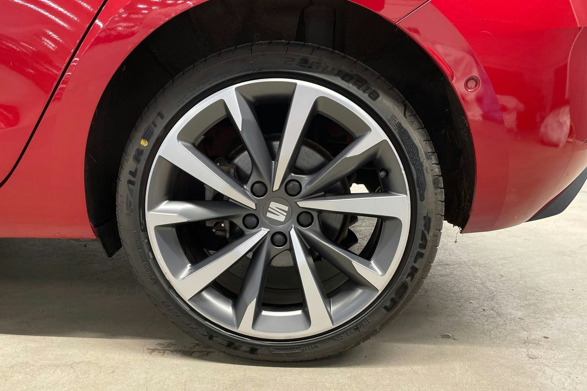 punainen SEAT Leon 2021 kuva 11.