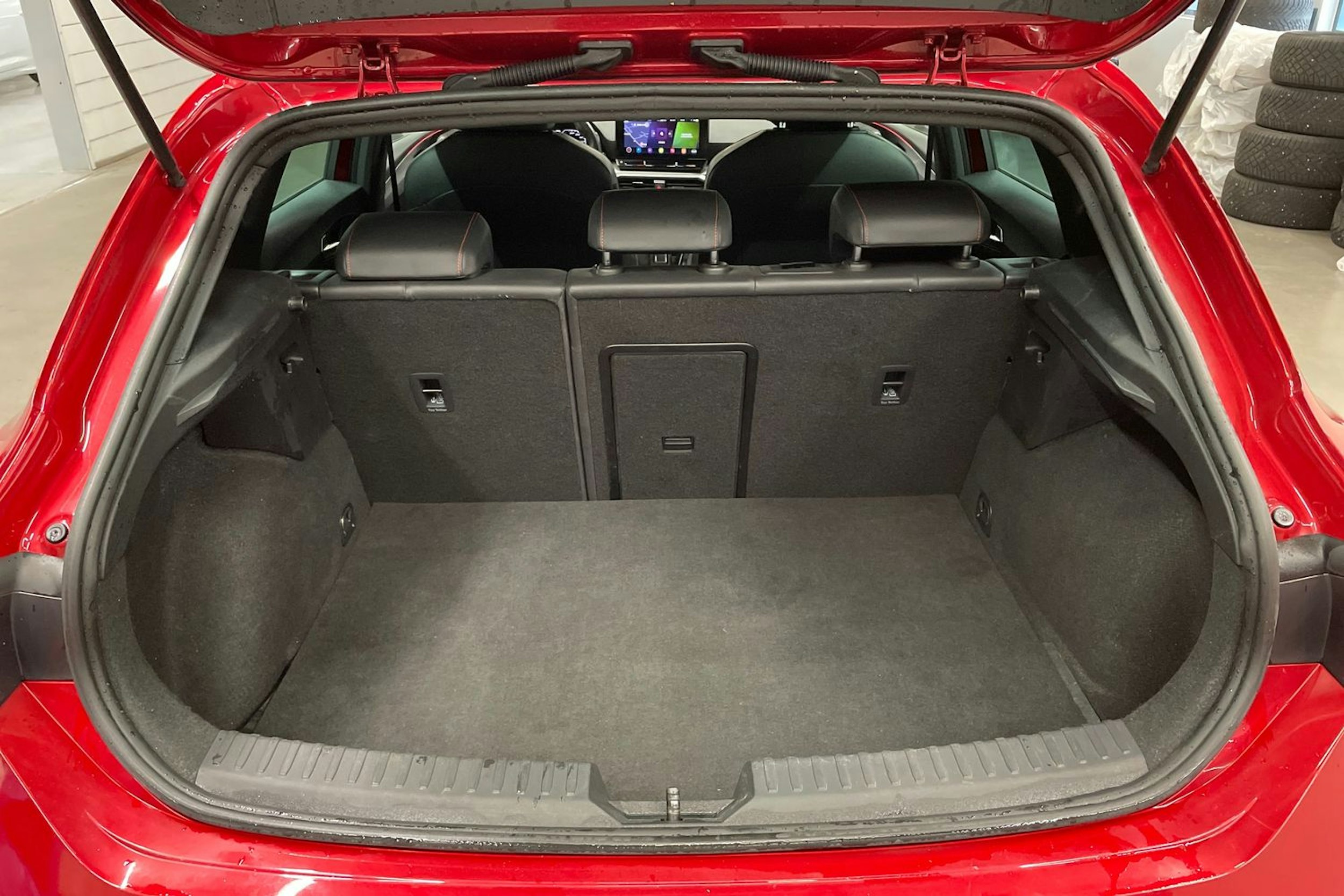 punainen SEAT Leon 2021 kuva 15.