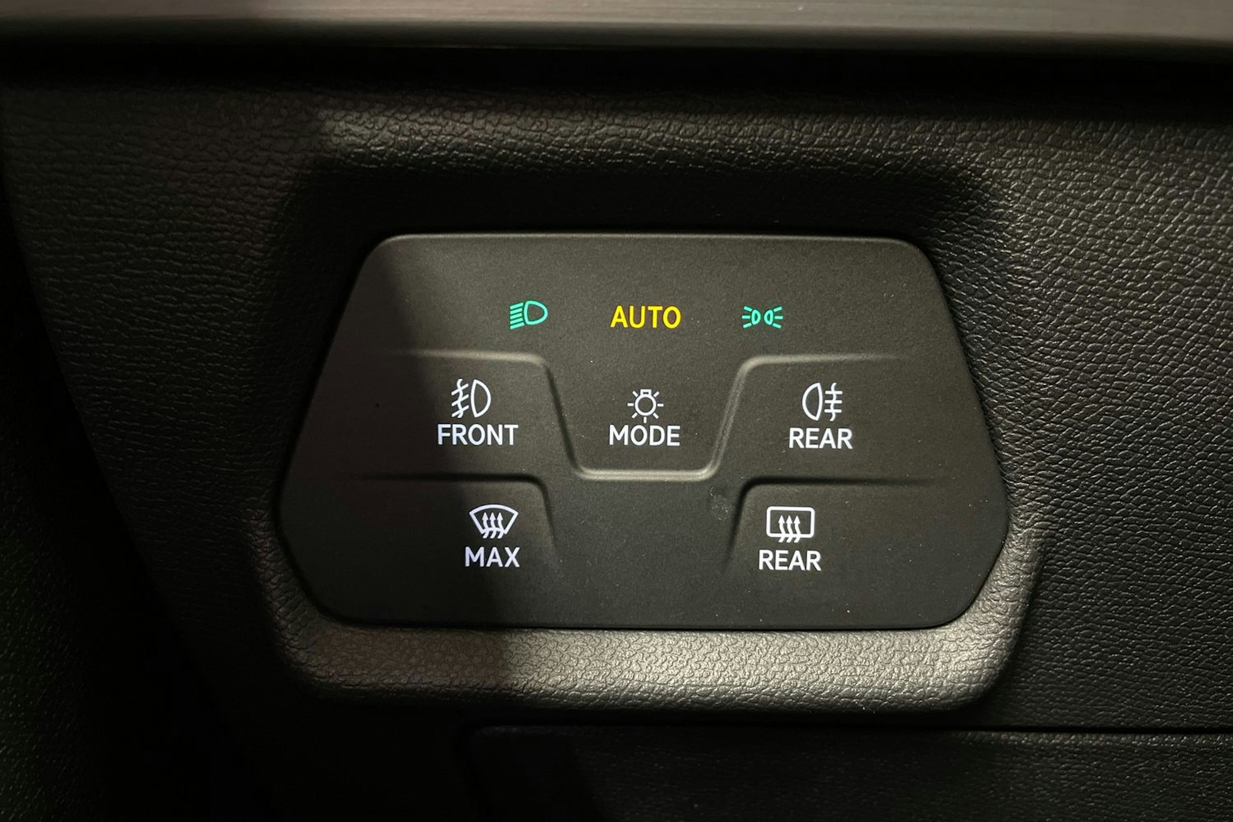 punainen SEAT Leon 2021 kuva 24.