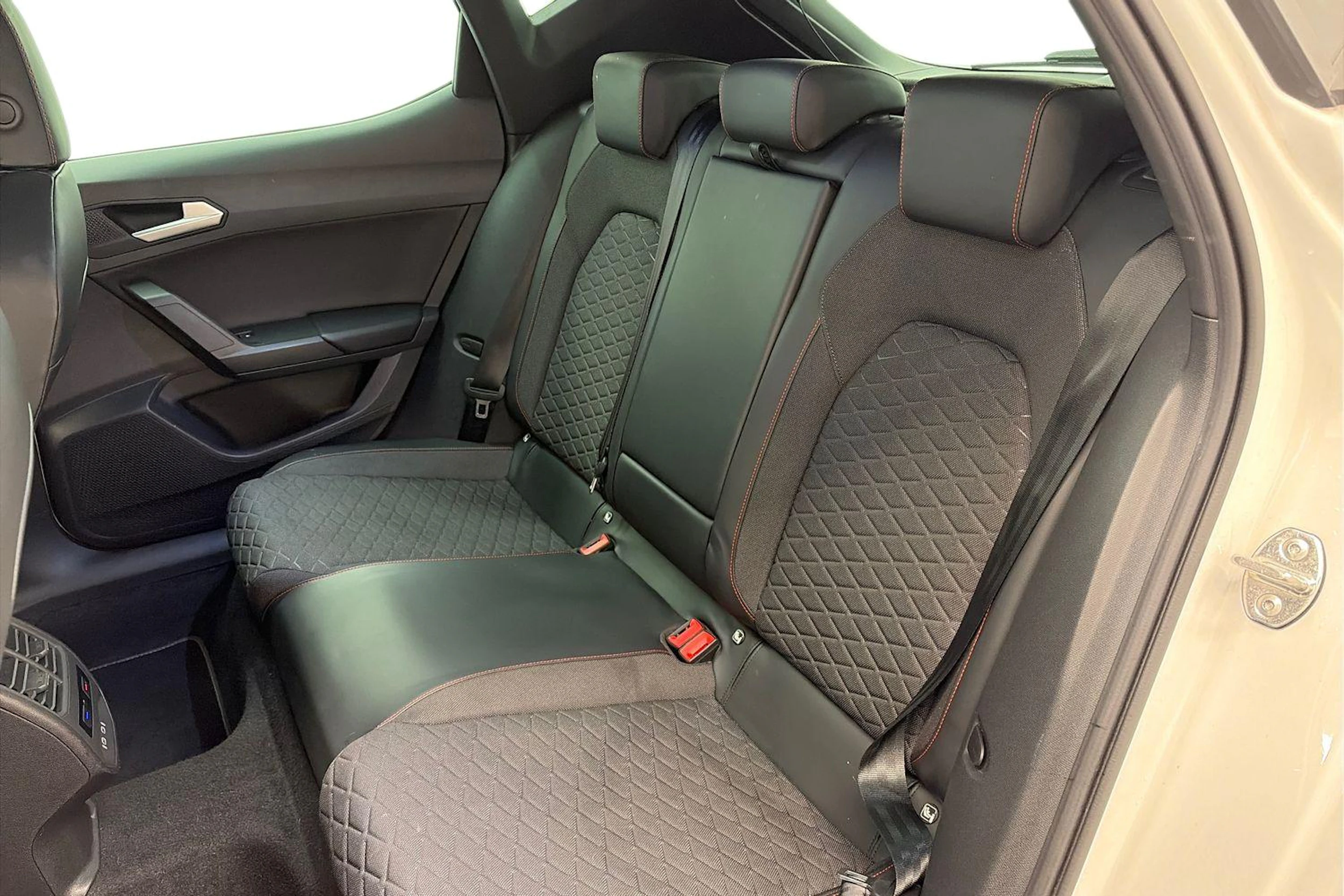 Valkoinen SEAT LEON 2021 kuva 8.