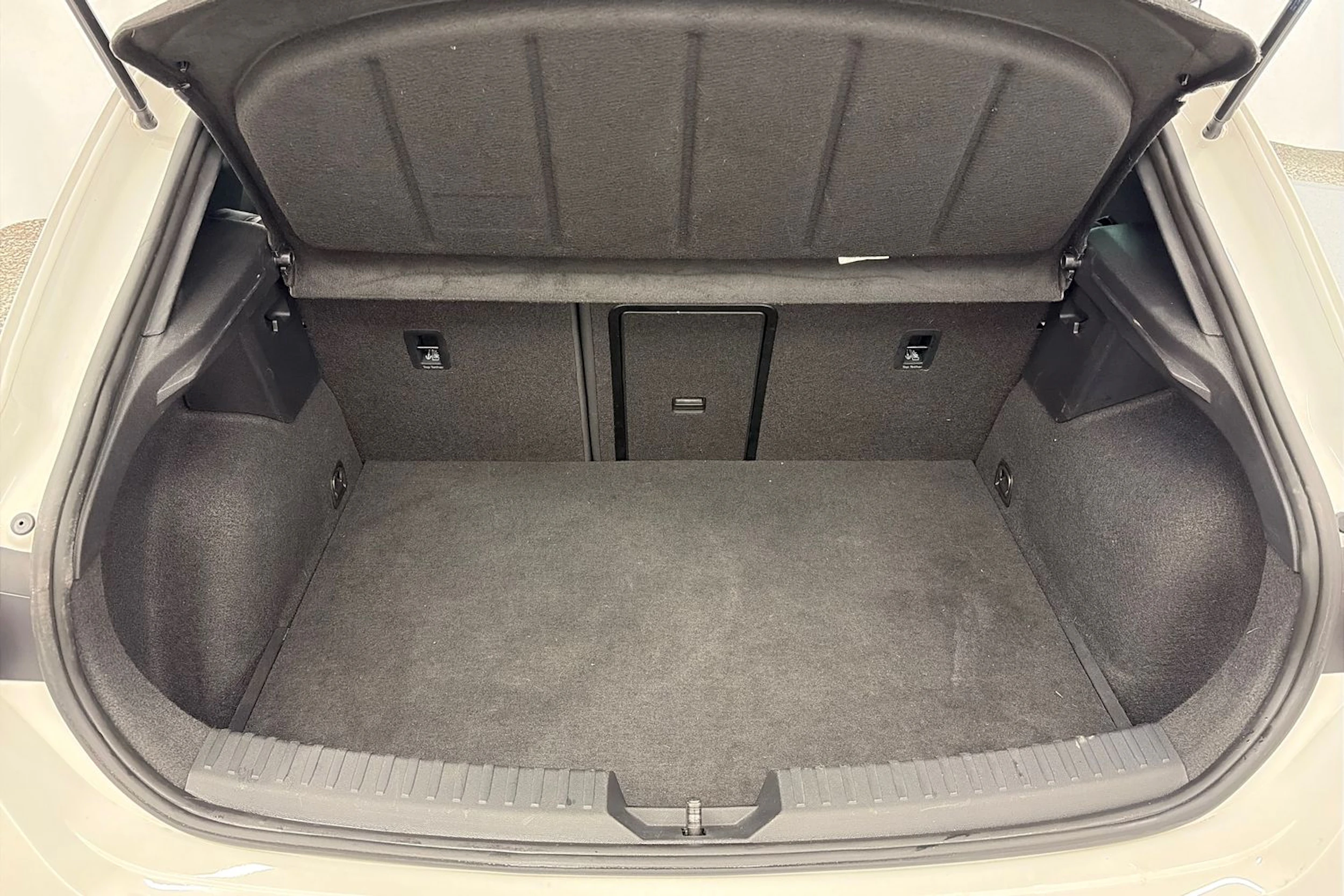 Valkoinen SEAT LEON 2021 kuva 11.