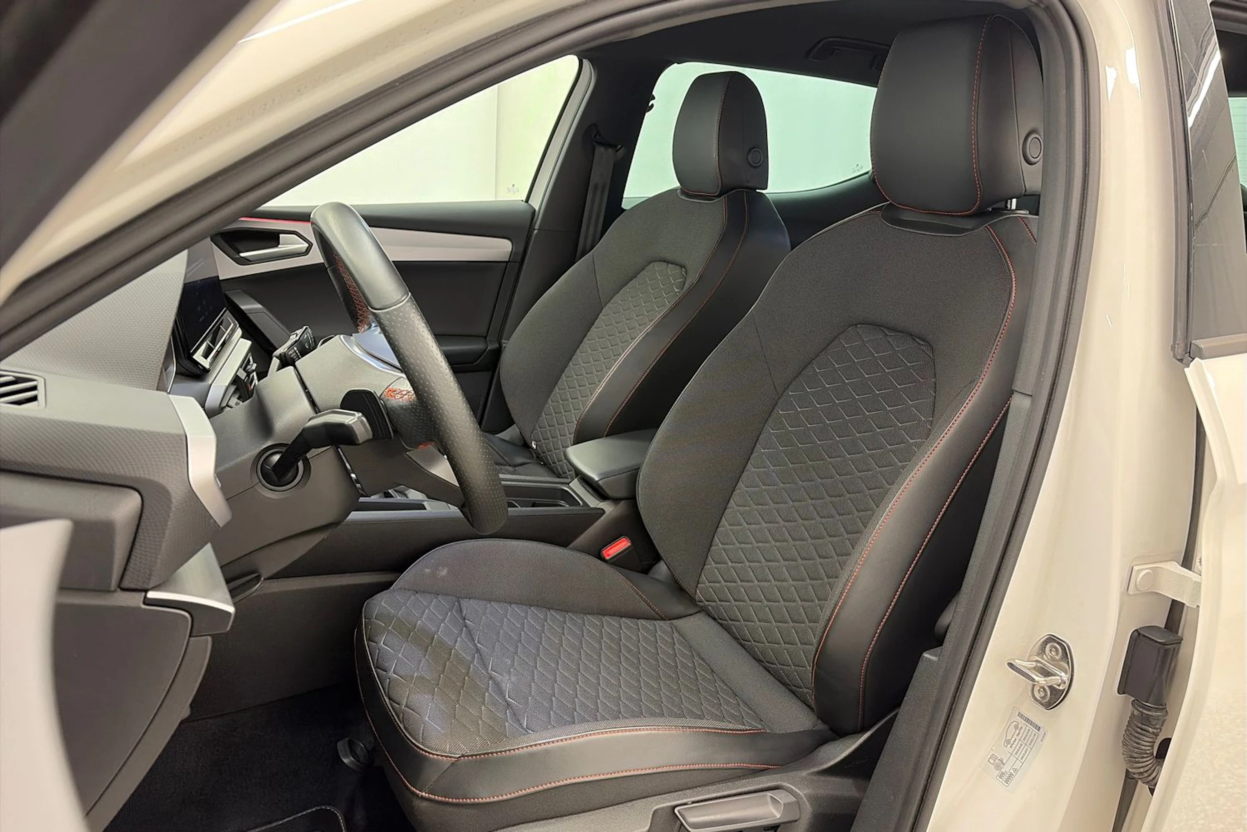 Valkoinen SEAT LEON 2021 kuva 12.