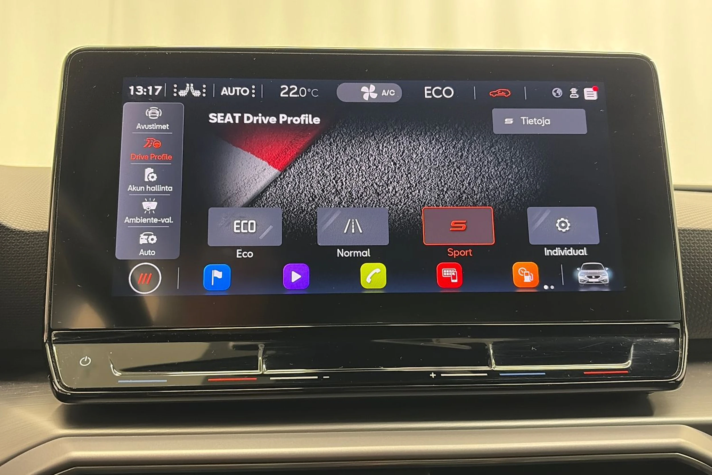 Valkoinen SEAT LEON 2021 kuva 23.