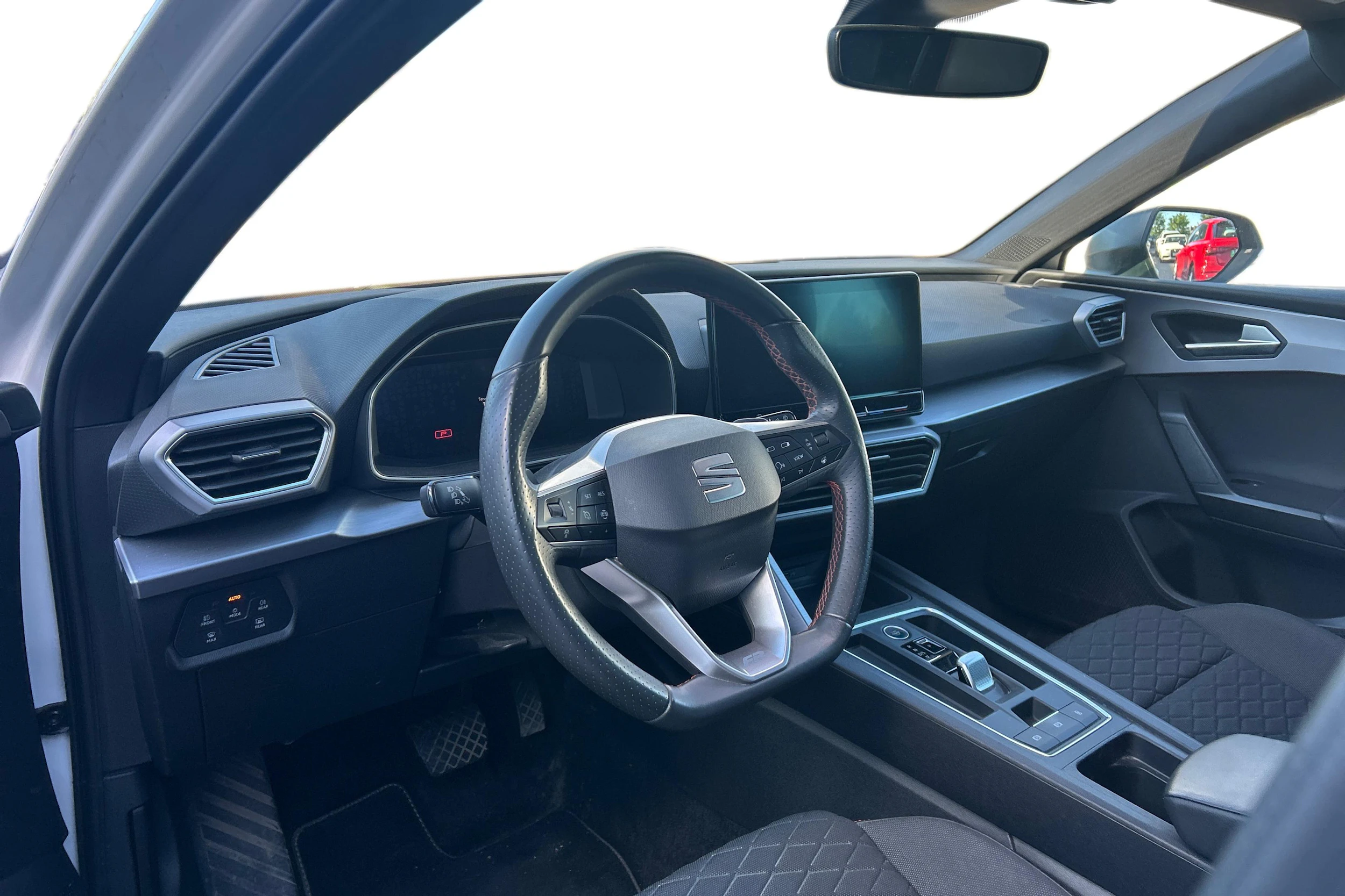 Valkoinen SEAT LEON 2021 kuva 3.