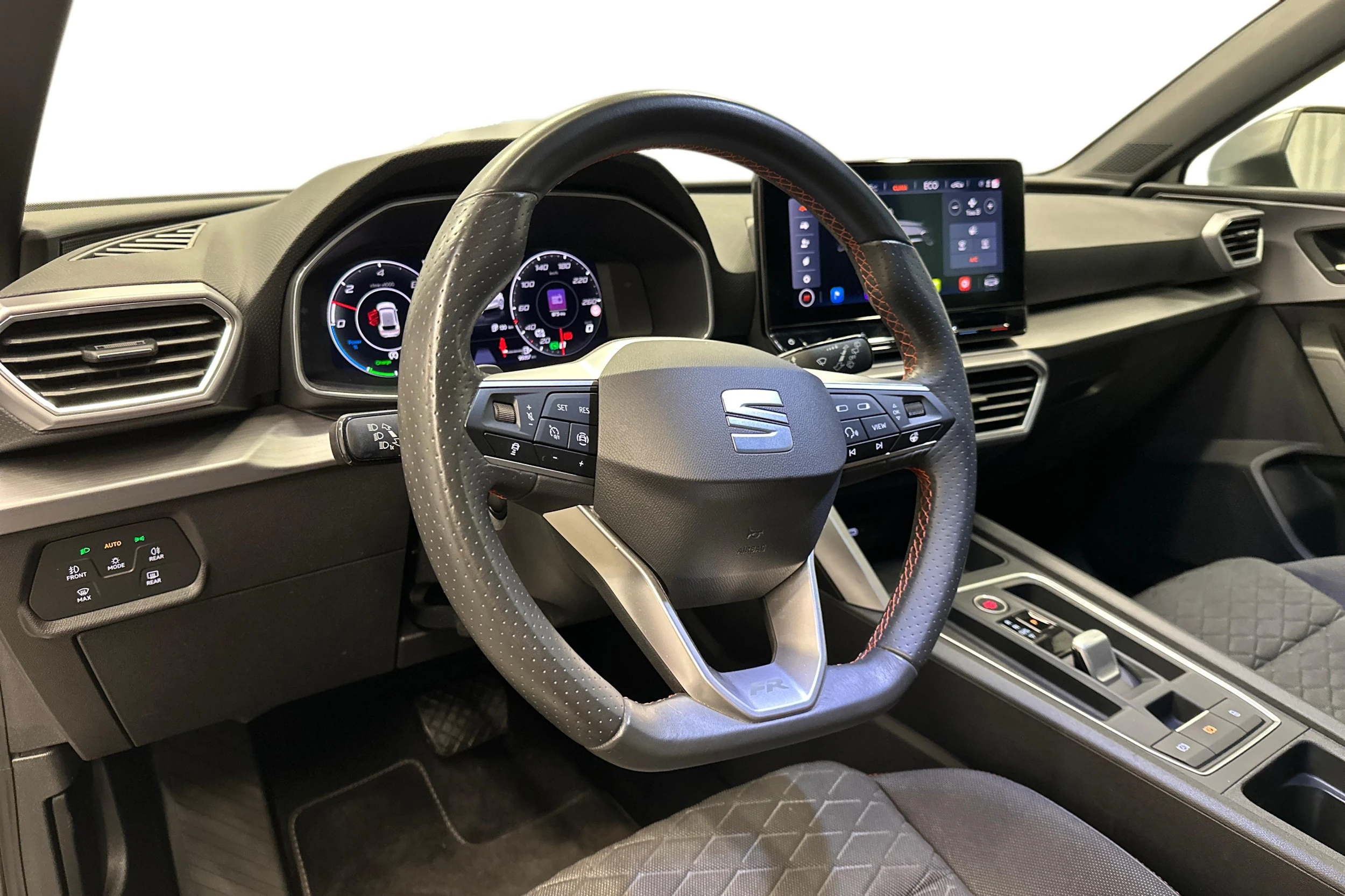 Valkoinen SEAT LEON 2021 kuva 6.
