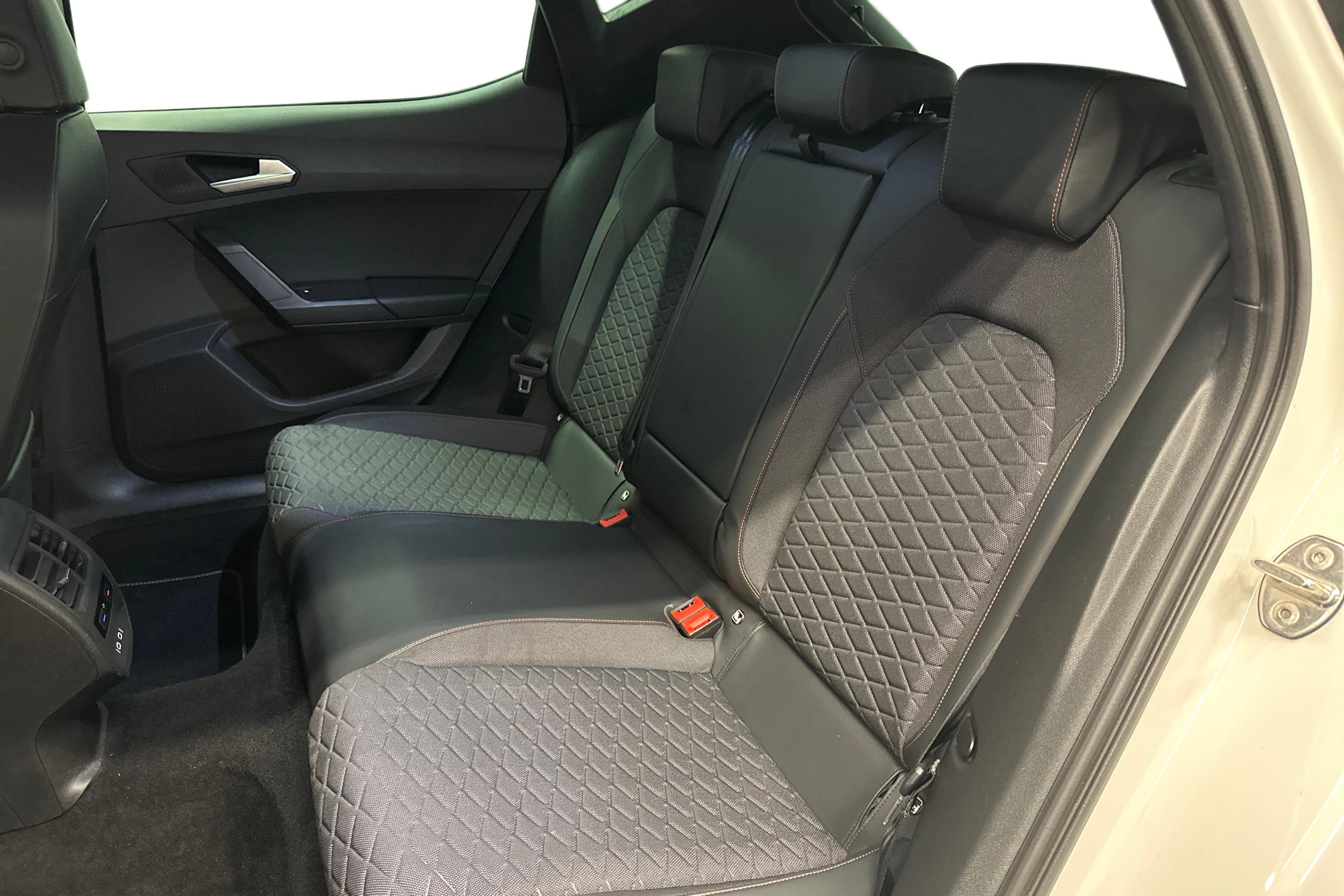 Valkoinen SEAT LEON 2021 kuva 8.