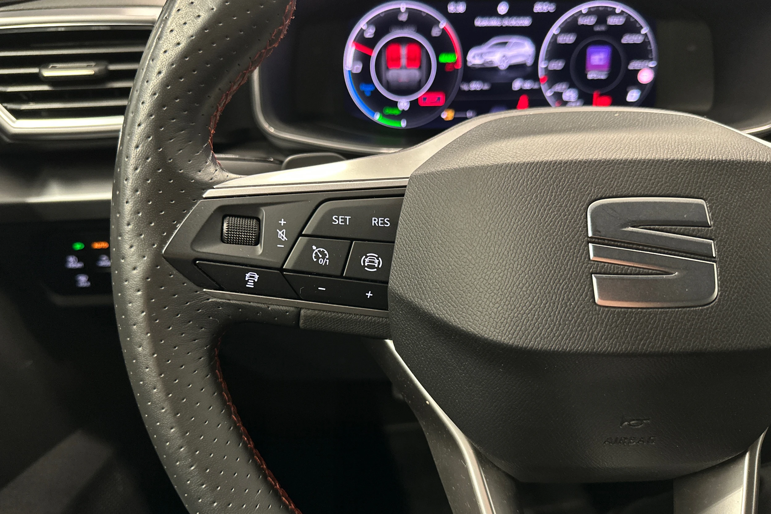 Valkoinen SEAT LEON 2021 kuva 11.