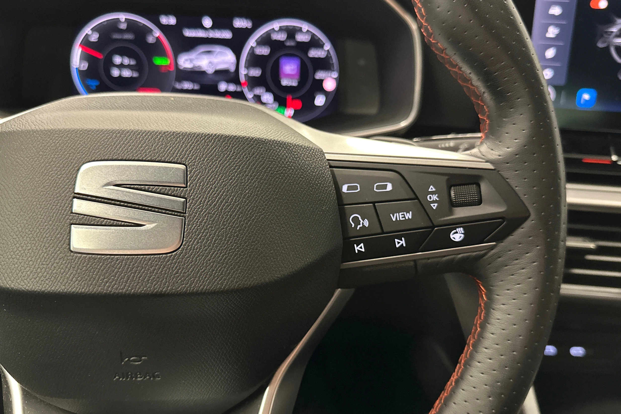Valkoinen SEAT LEON 2021 kuva 12.
