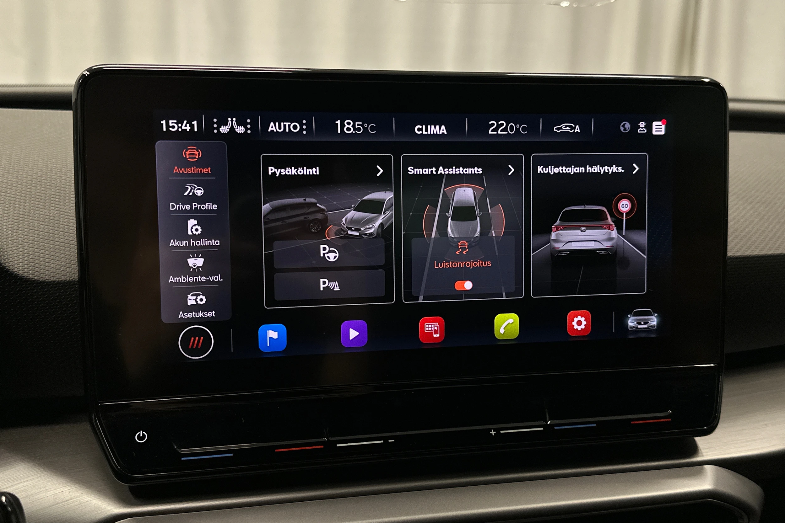 Valkoinen SEAT LEON 2021 kuva 24.