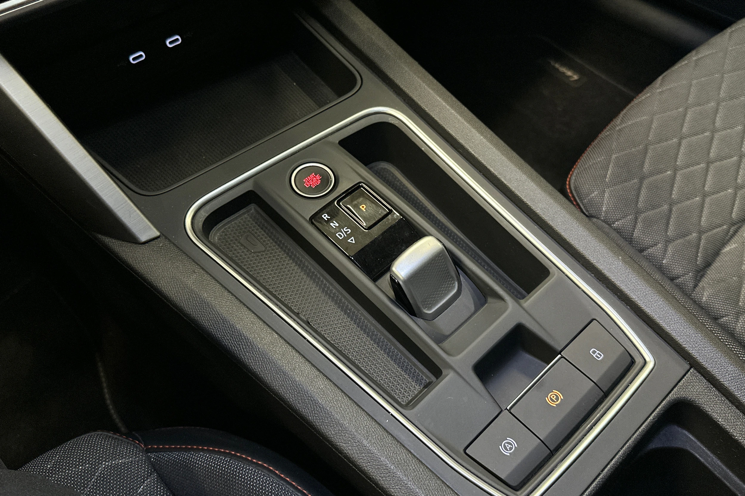 Valkoinen SEAT LEON 2021 kuva 33.