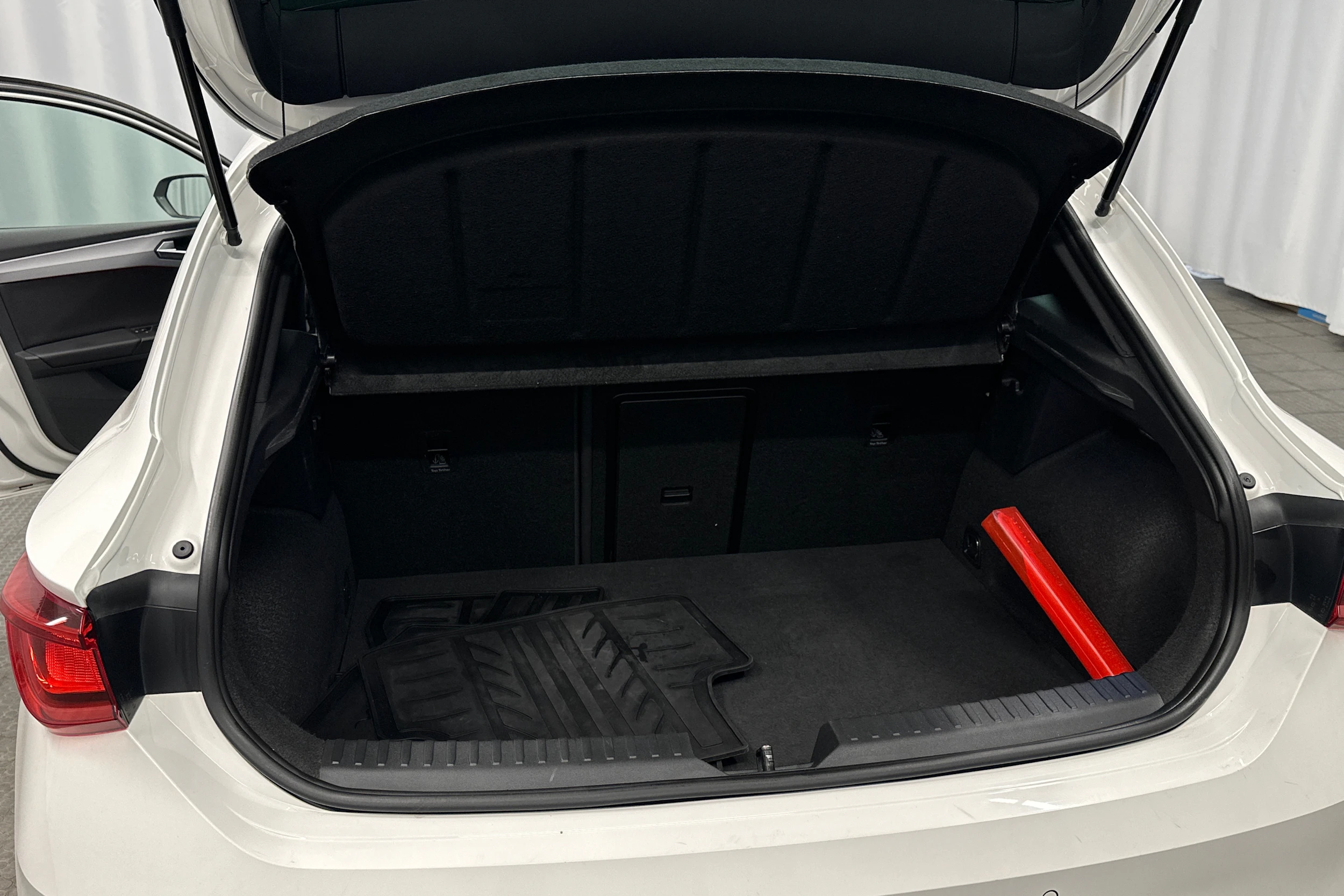 Valkoinen SEAT LEON 2021 kuva 34.