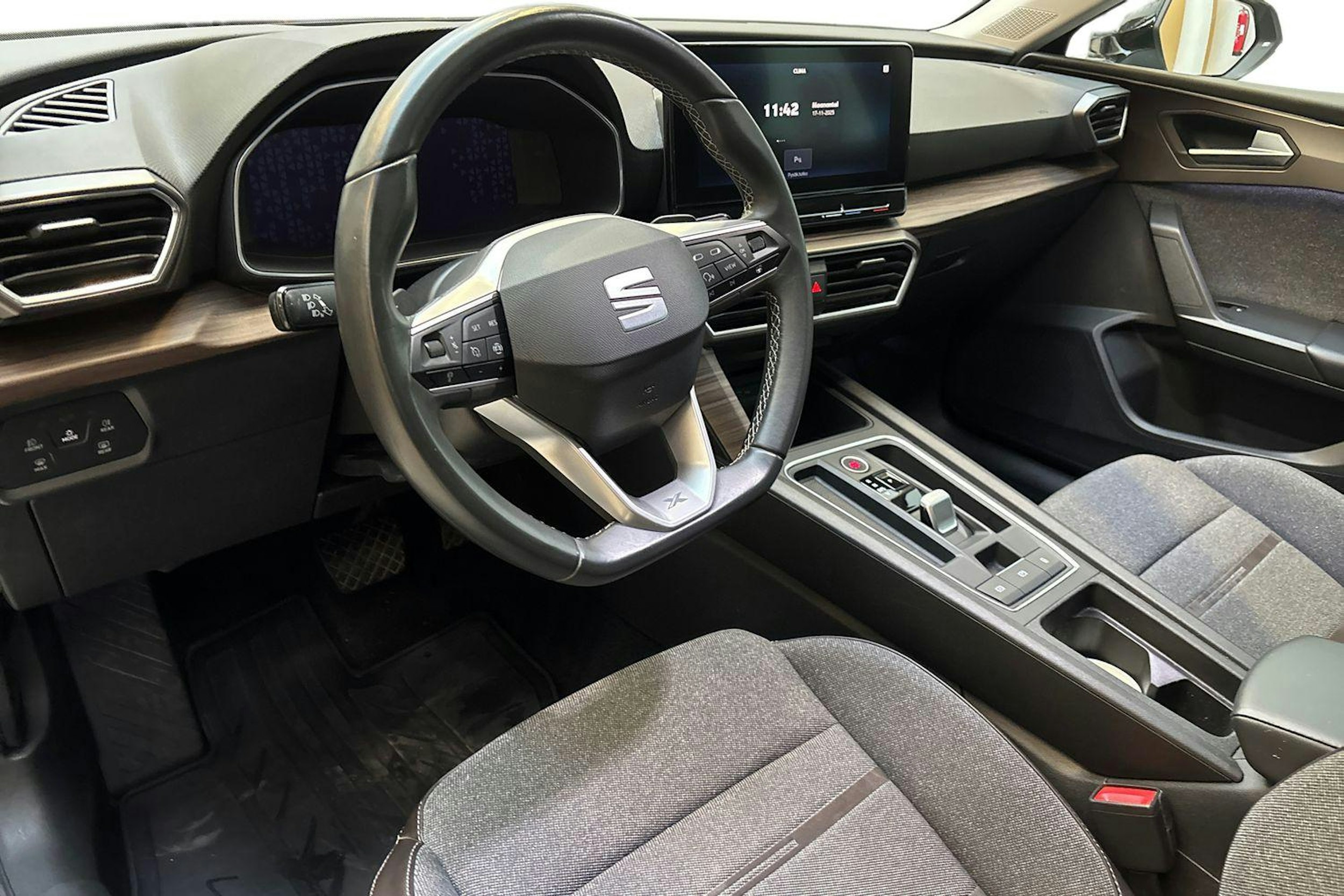 musta SEAT Leon 2021 kuva 6.