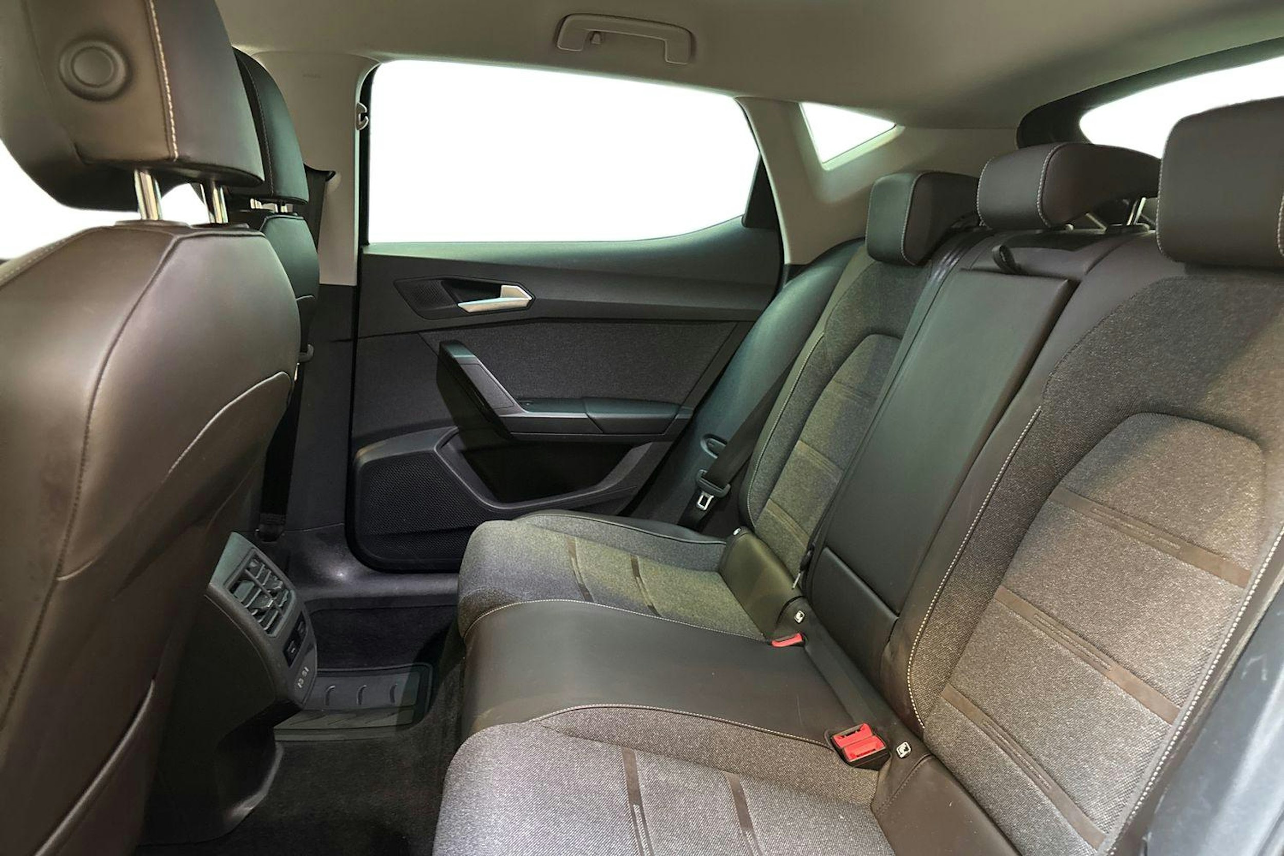 musta SEAT Leon 2021 kuva 8.