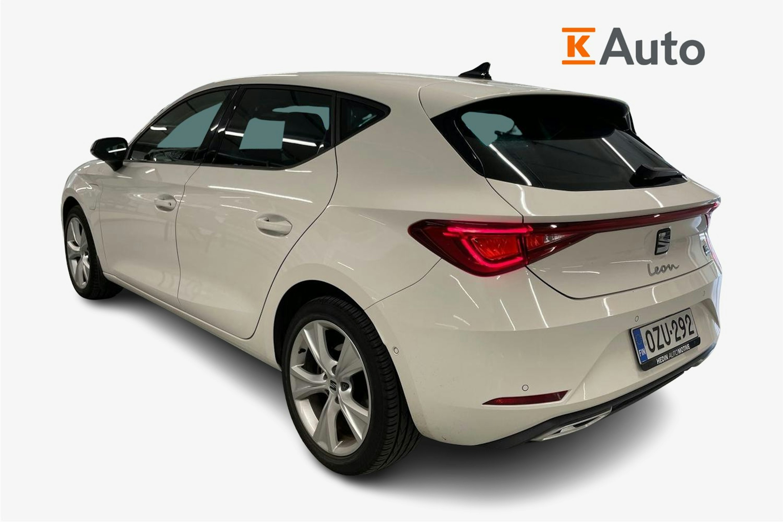 valkoinen SEAT Leon 2021 kuva 2.
