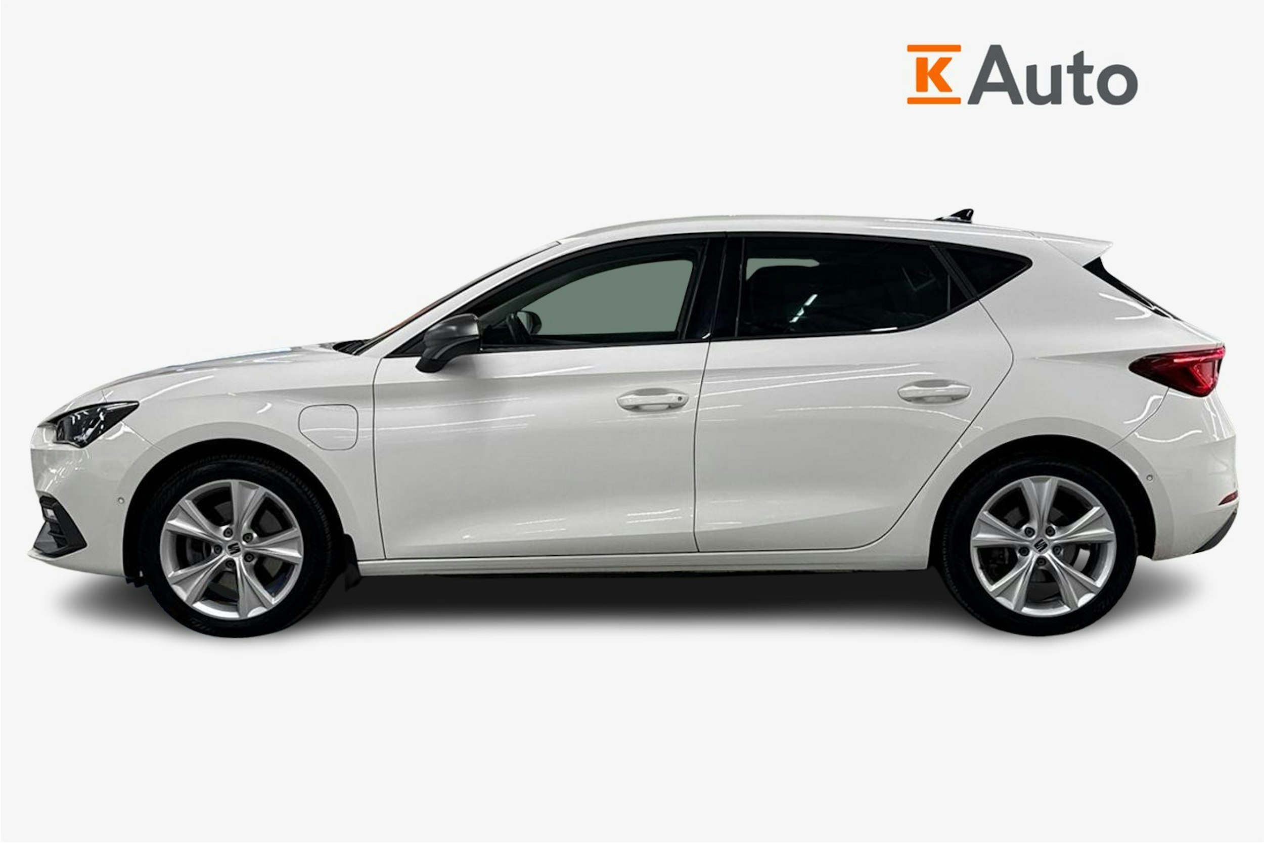 valkoinen SEAT Leon 2021 kuva 6.