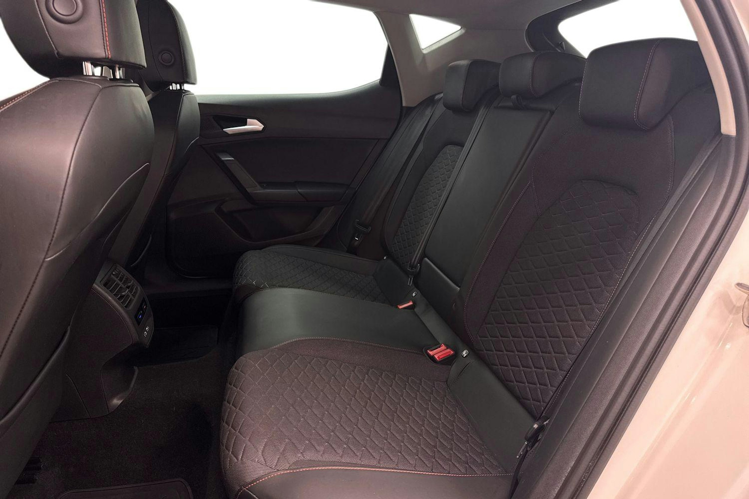 valkoinen SEAT Leon 2021 kuva 10.