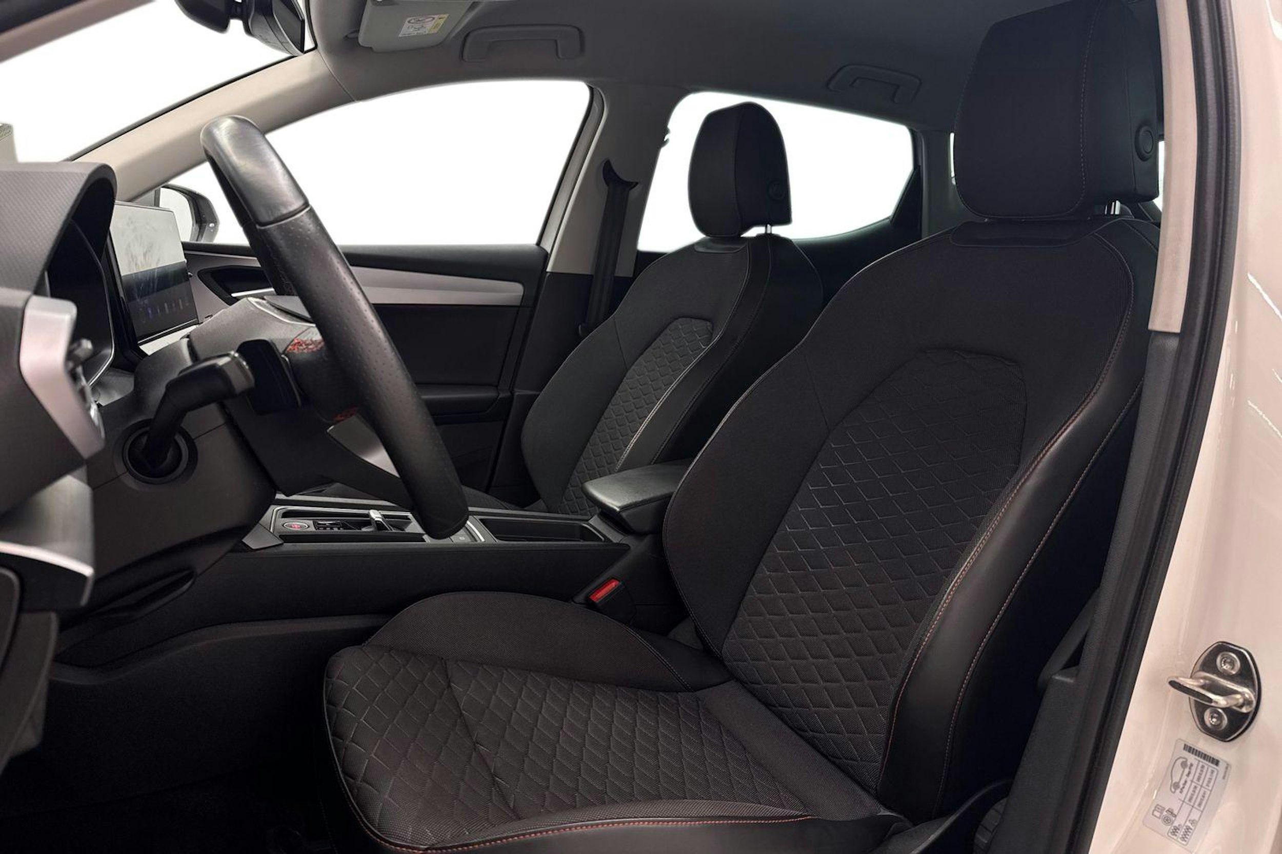 valkoinen SEAT Leon 2021 kuva 11.