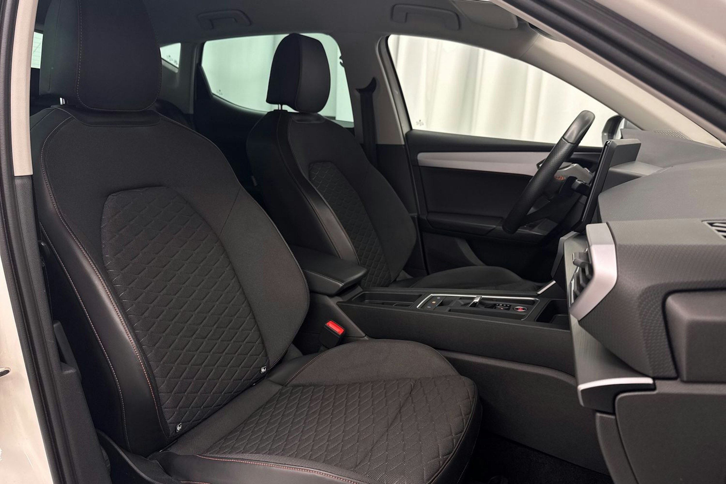 valkoinen SEAT Leon 2021 kuva 13.