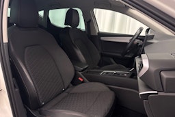 valkoinen SEAT Leon 2021 kuva 13.