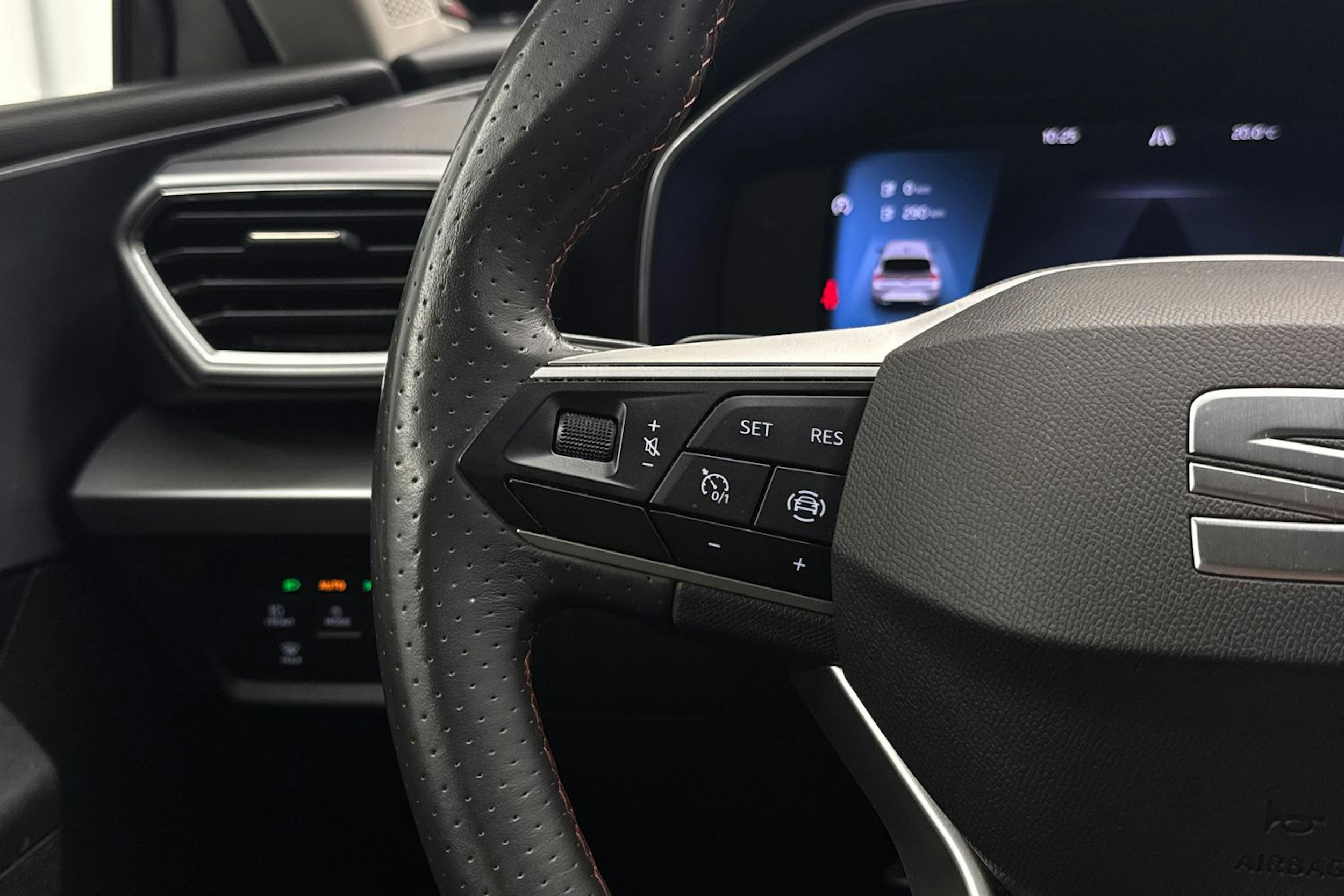 valkoinen SEAT Leon 2021 kuva 15.