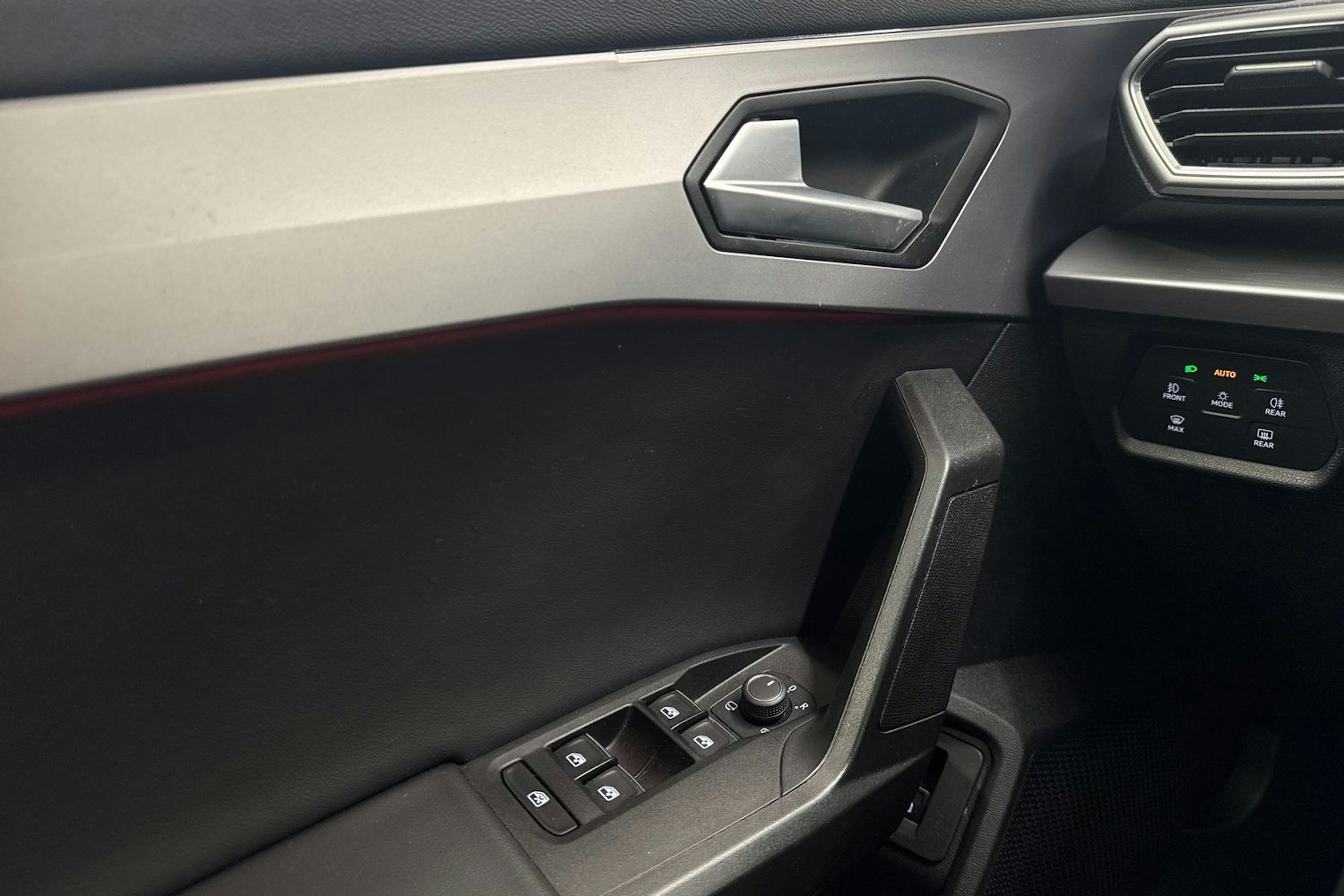 valkoinen SEAT Leon 2021 kuva 18.
