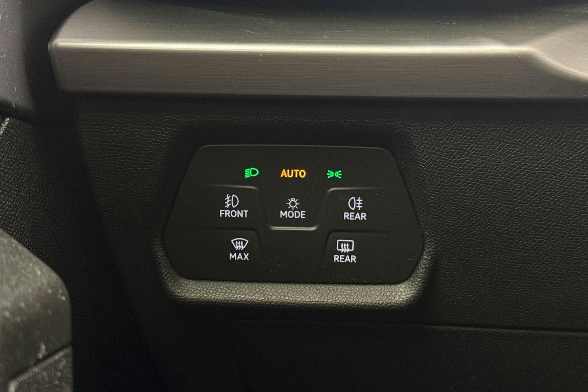 valkoinen SEAT Leon 2021 kuva 20.