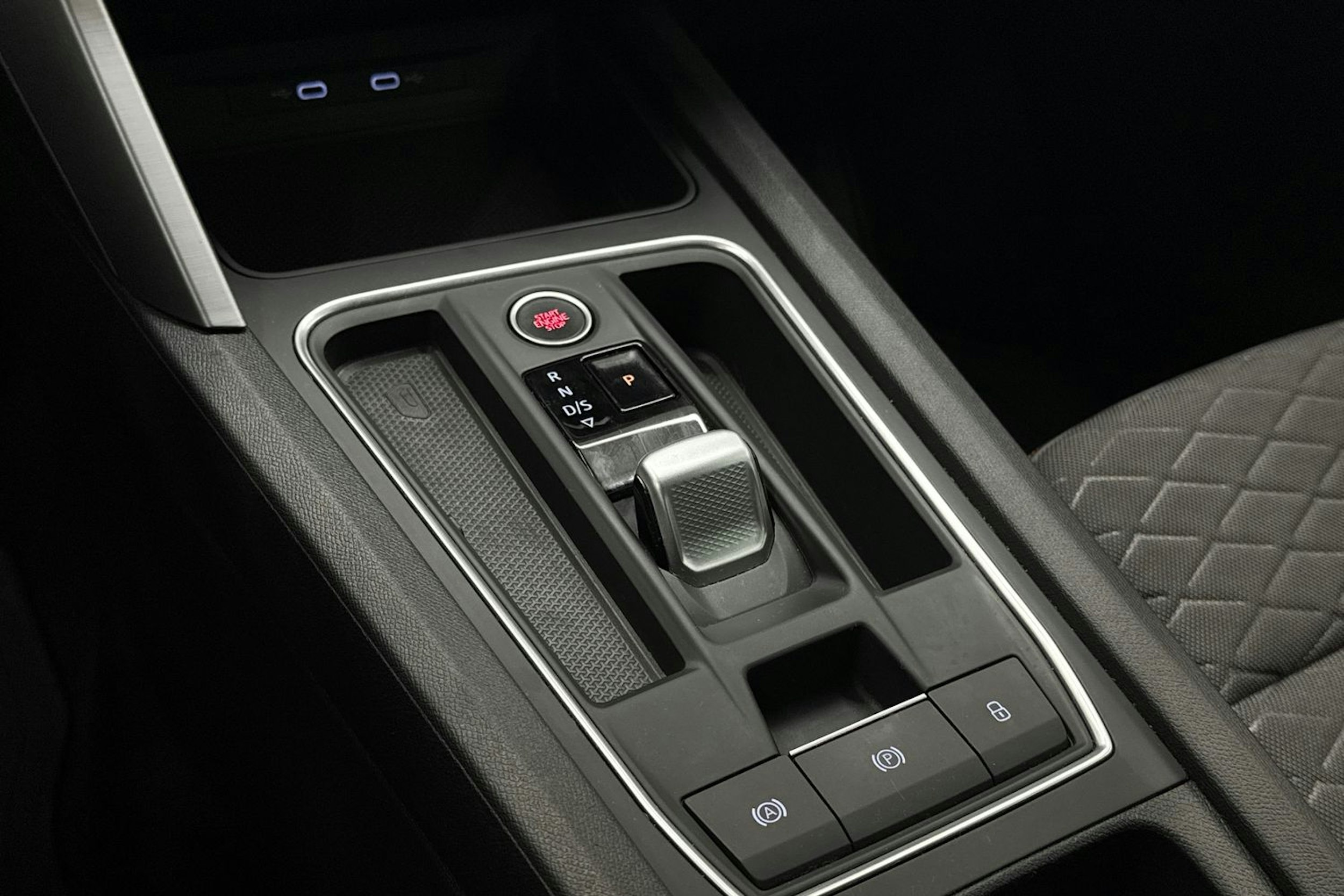 valkoinen SEAT Leon 2021 kuva 21.