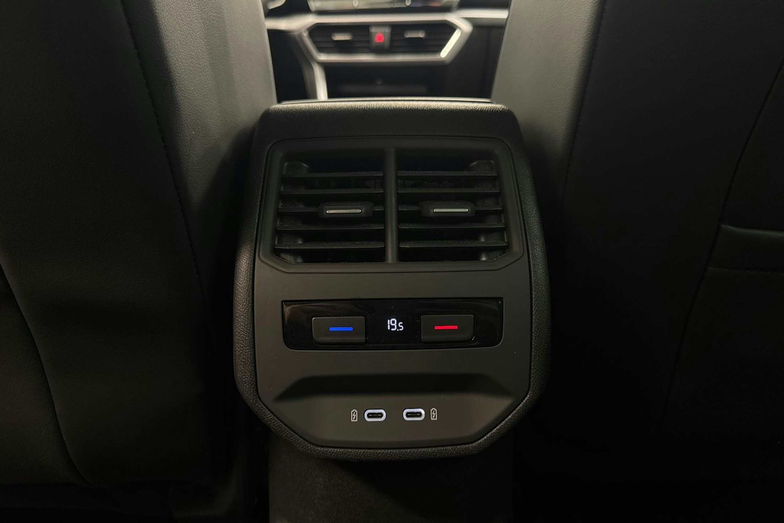 valkoinen SEAT Leon 2021 kuva 36.