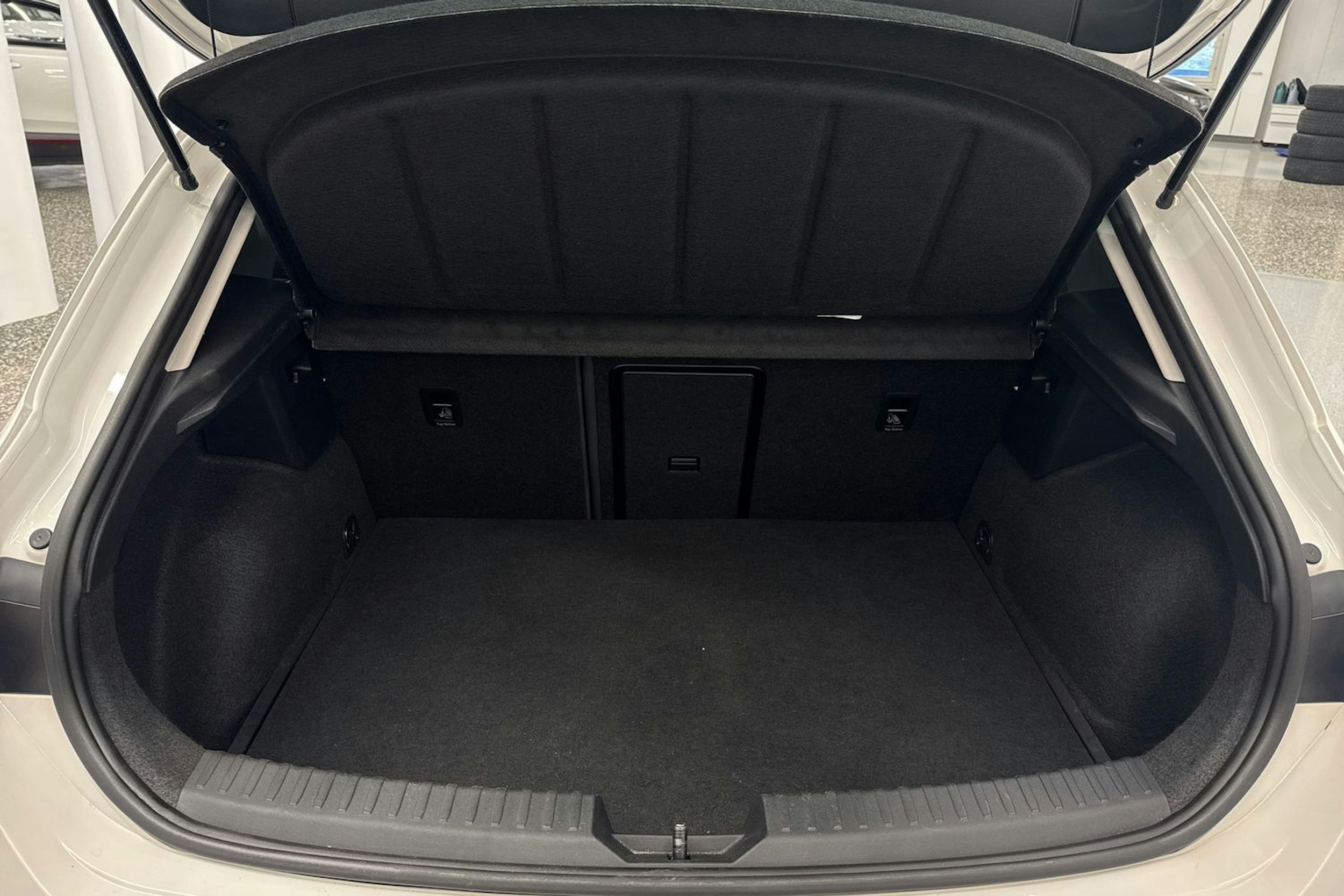 valkoinen SEAT Leon 2021 kuva 37.