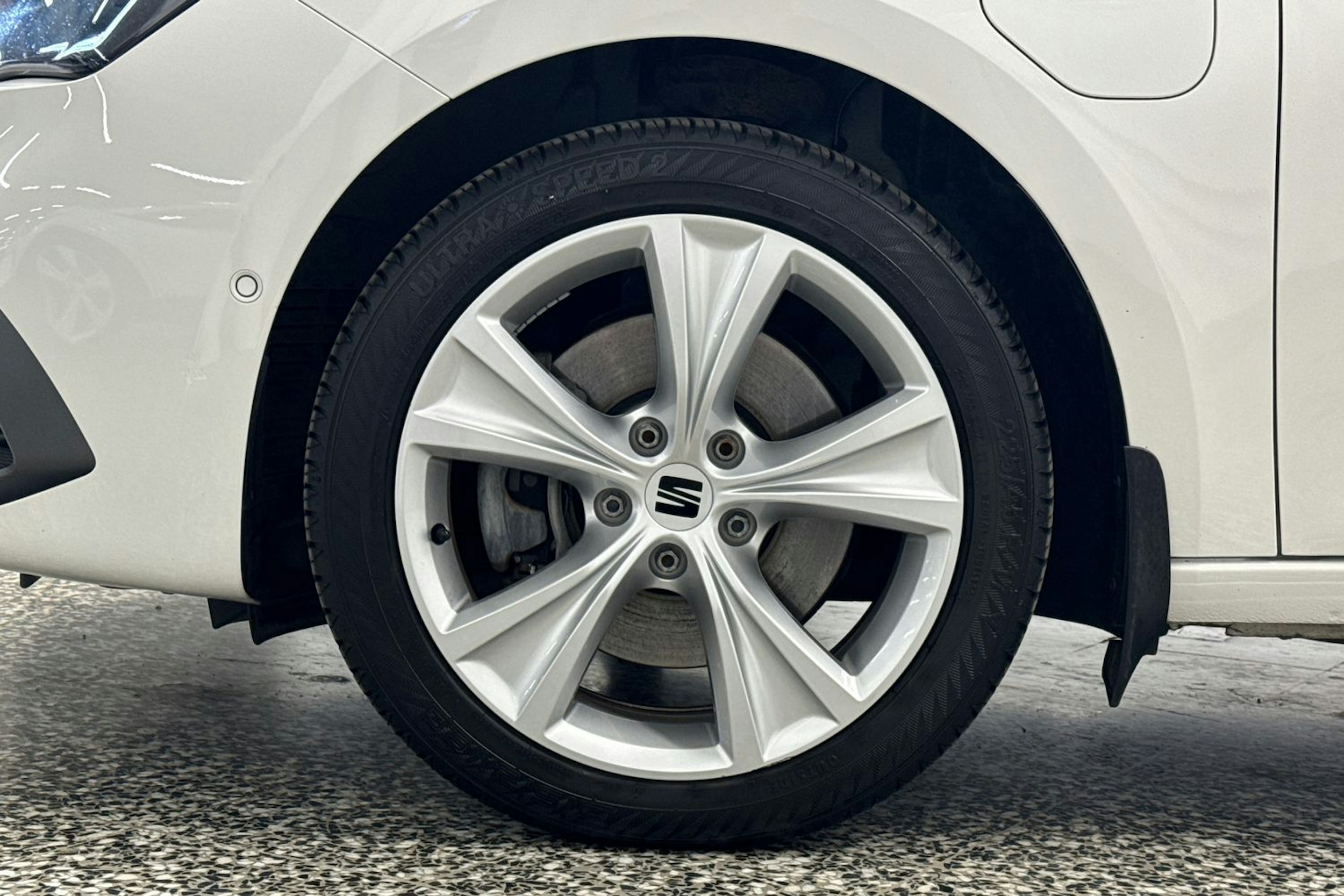 valkoinen SEAT Leon 2021 kuva 38.