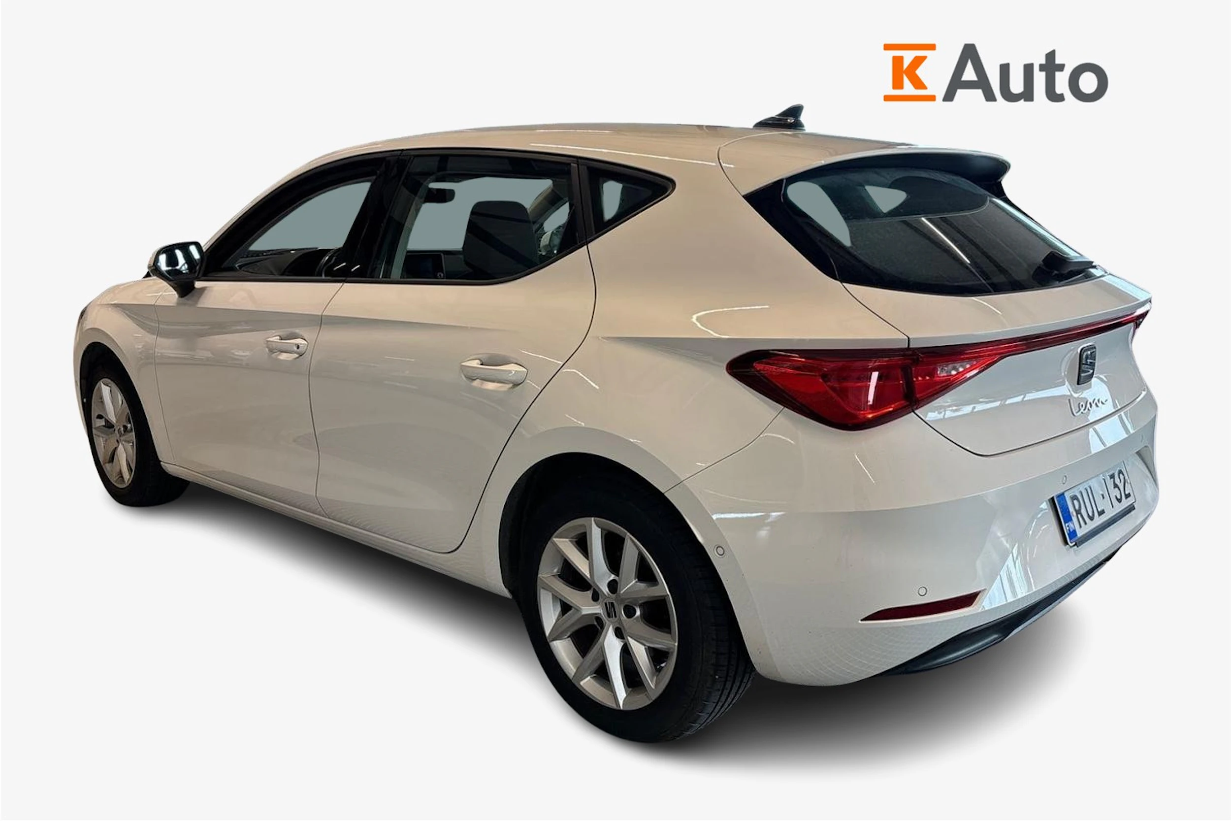 valkoinen SEAT Leon 2021 kuva 2.