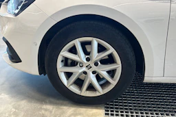 valkoinen SEAT Leon 2021 kuva 4.