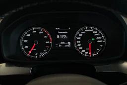 valkoinen SEAT Leon 2021 kuva 6.
