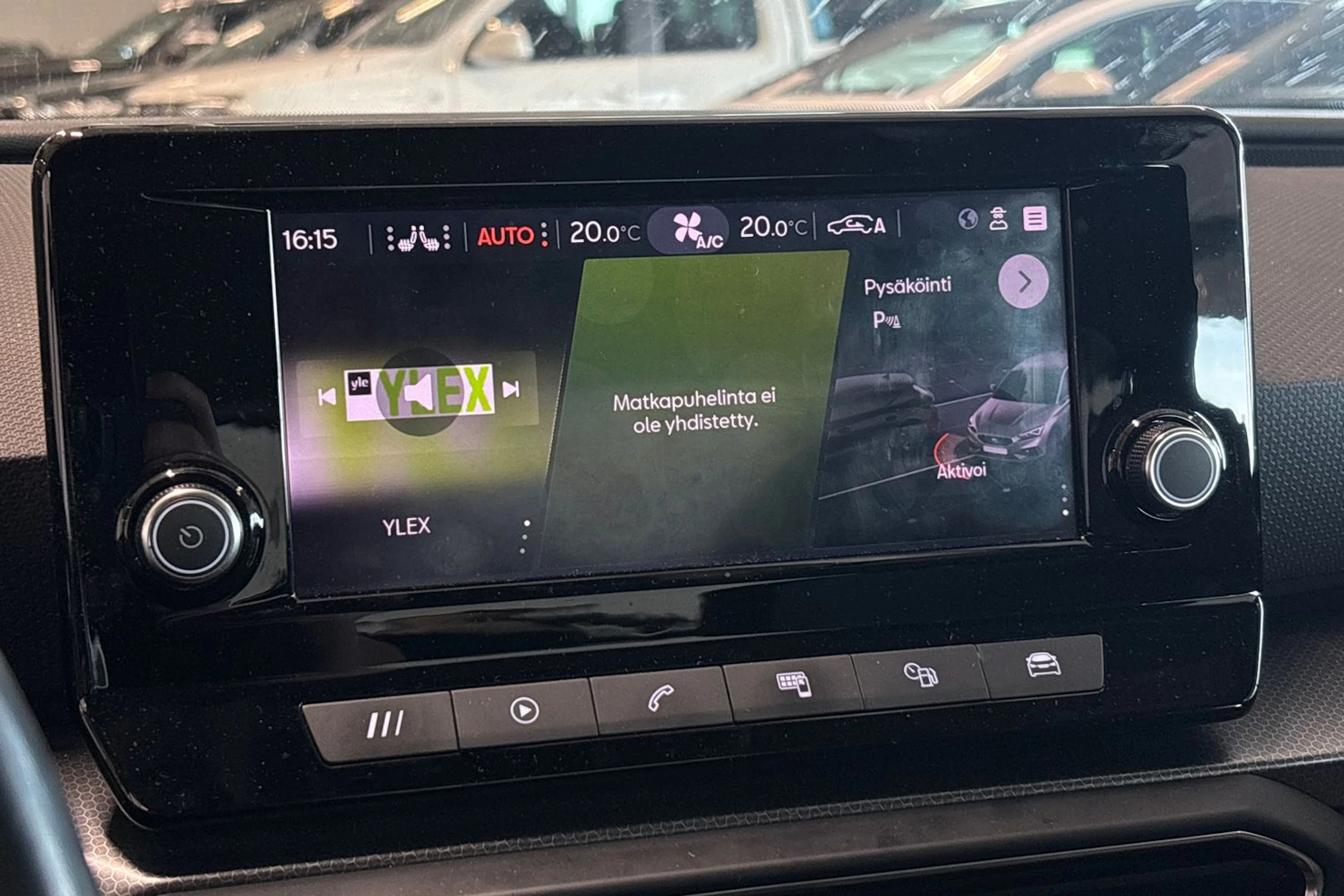 valkoinen SEAT Leon 2021 kuva 7.