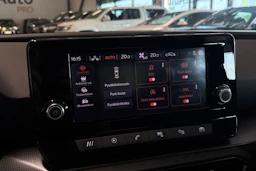valkoinen SEAT Leon 2021 kuva 8.