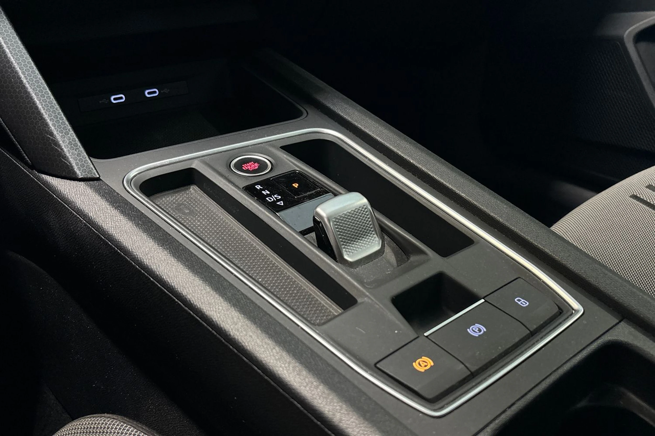 valkoinen SEAT Leon 2021 kuva 9.