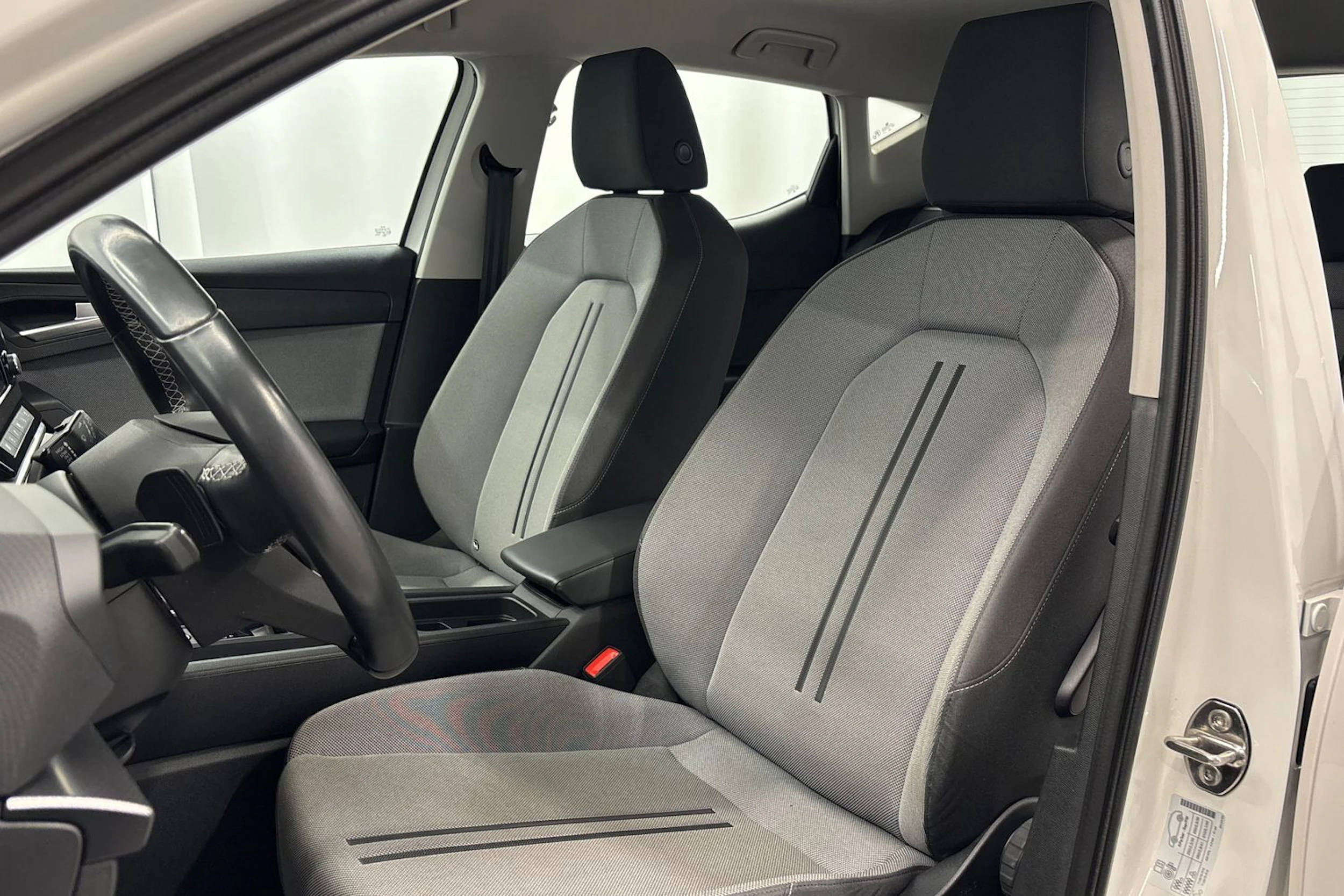 valkoinen SEAT Leon 2021 kuva 11.