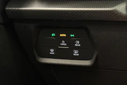 valkoinen SEAT Leon 2021 kuva 13.