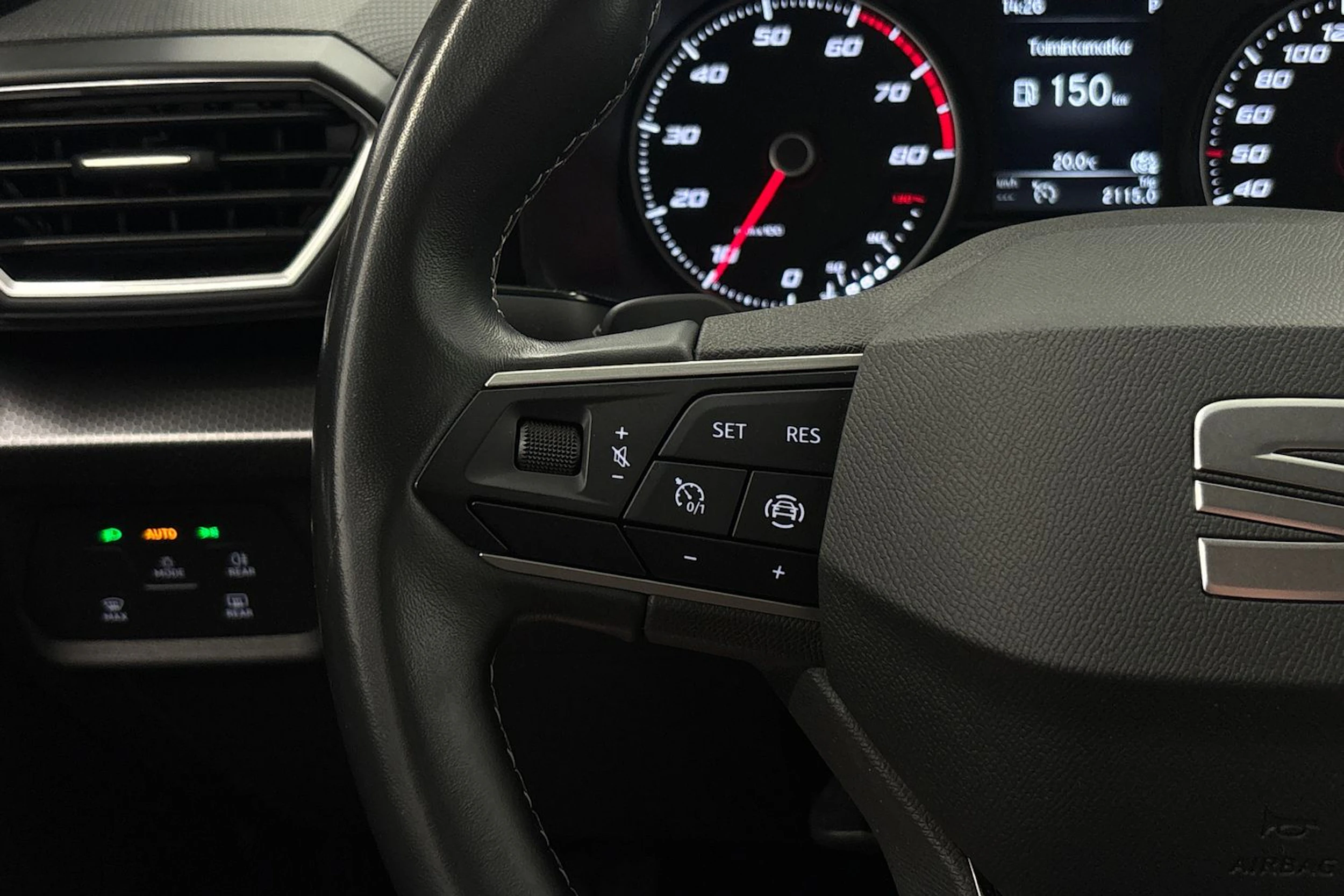 valkoinen SEAT Leon 2021 kuva 14.