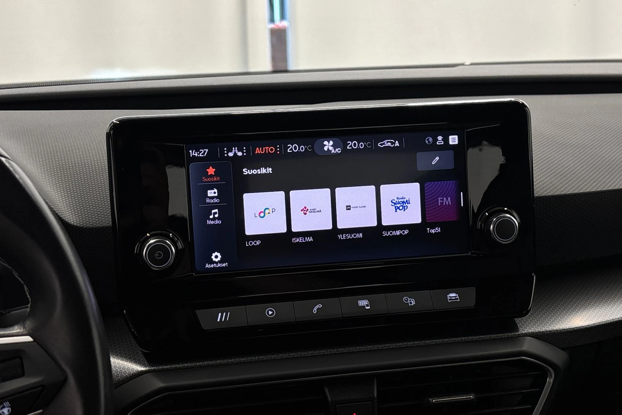 valkoinen SEAT Leon 2021 kuva 16.