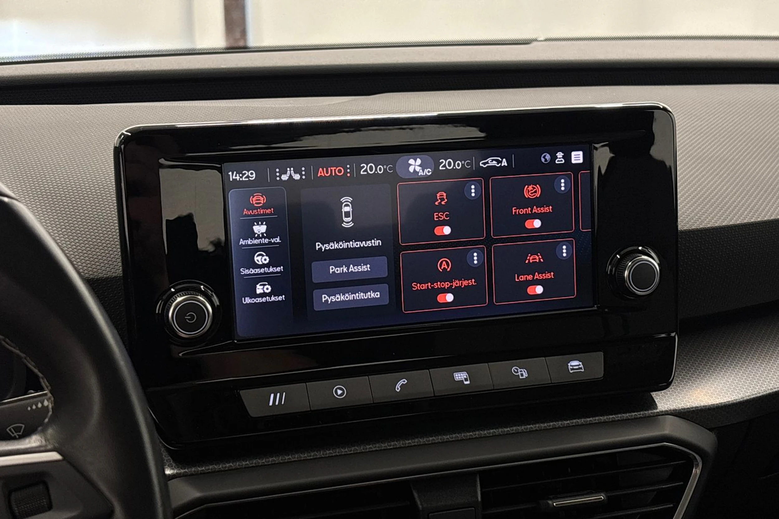 valkoinen SEAT Leon 2021 kuva 18.