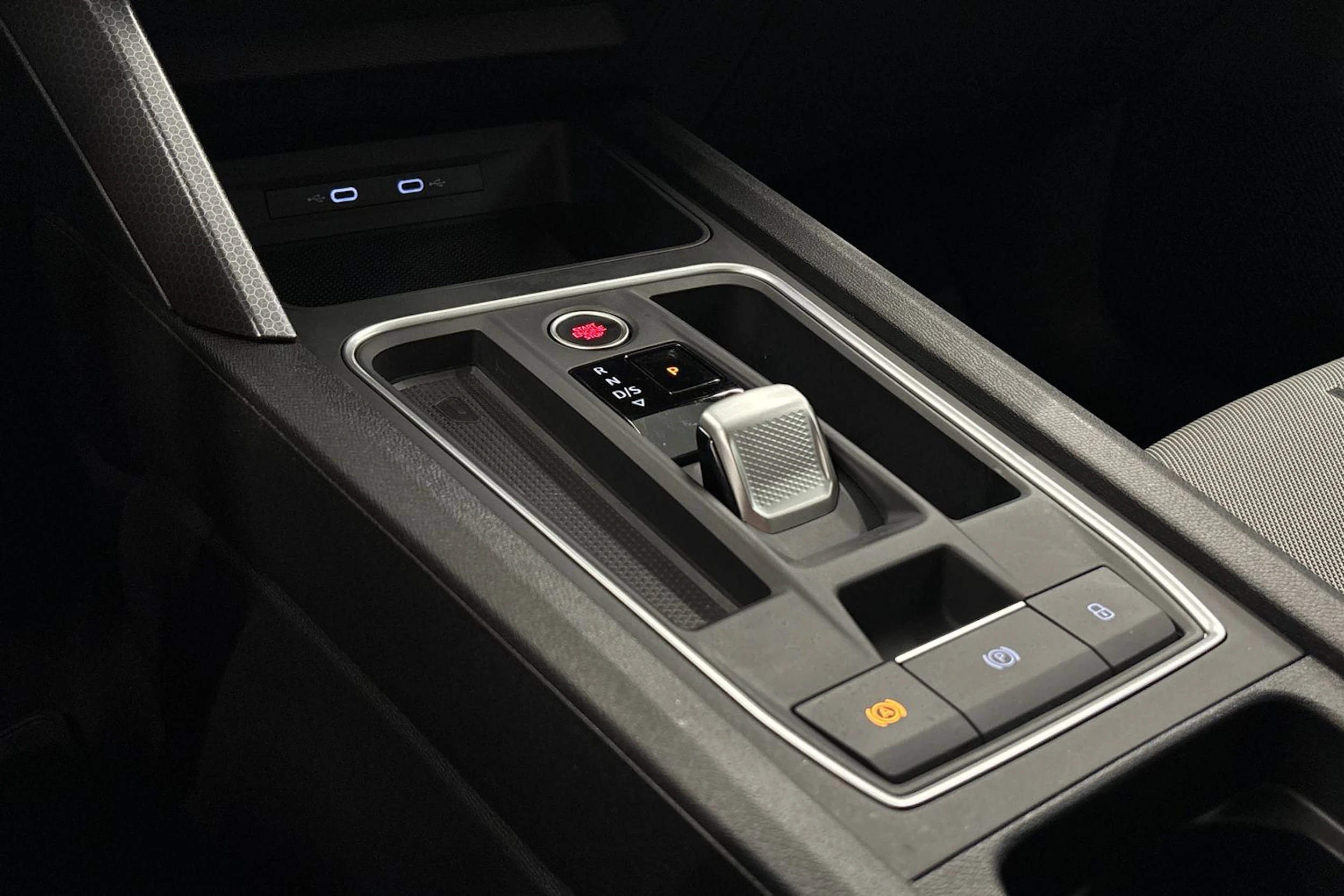 valkoinen SEAT Leon 2021 kuva 20.