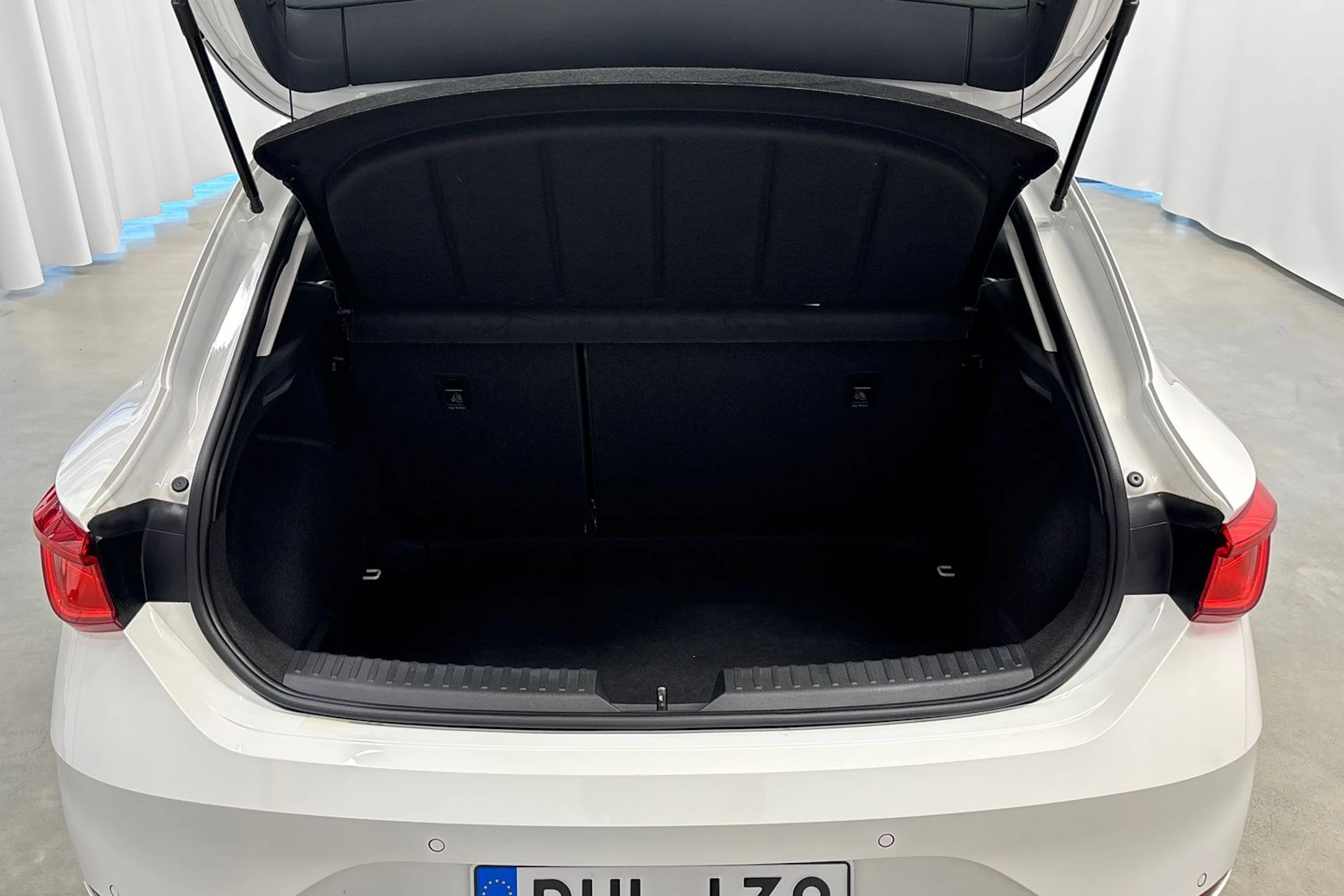 valkoinen SEAT Leon 2021 kuva 21.