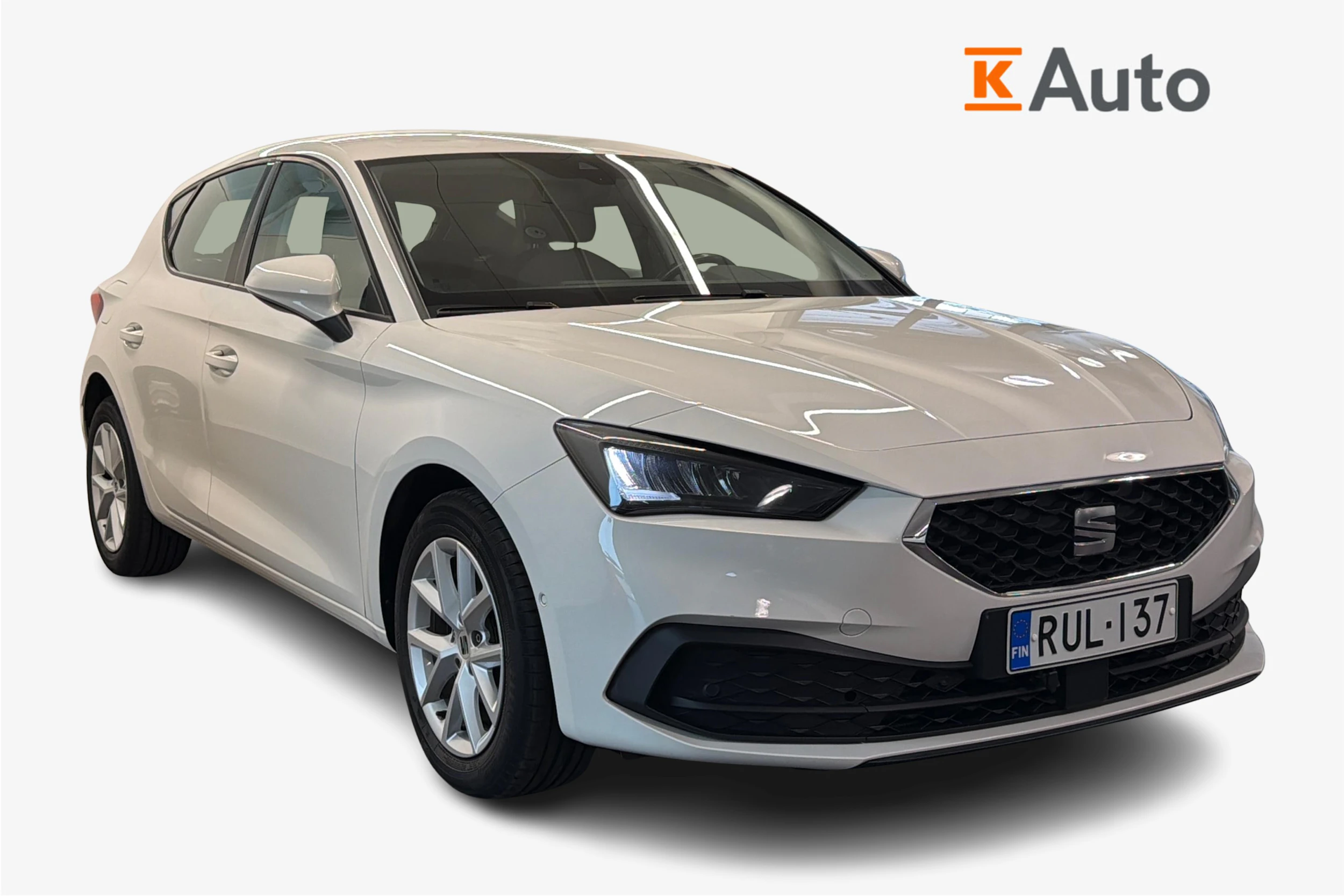 valkoinen SEAT Leon 2021 kuva 1.