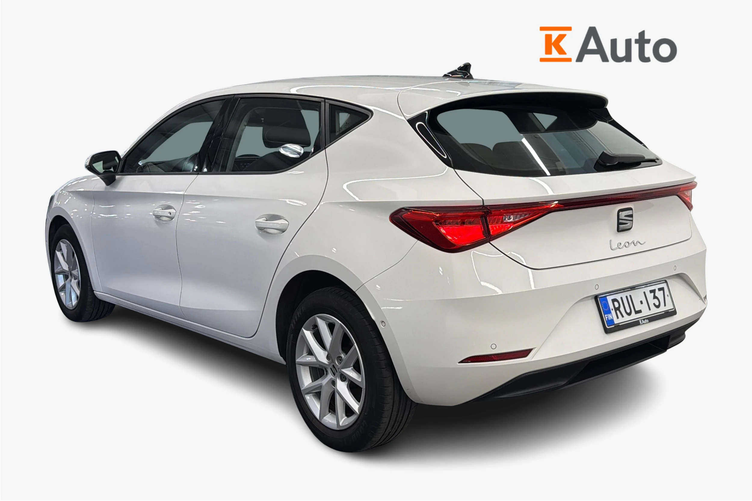 valkoinen SEAT Leon 2021 kuva 2.