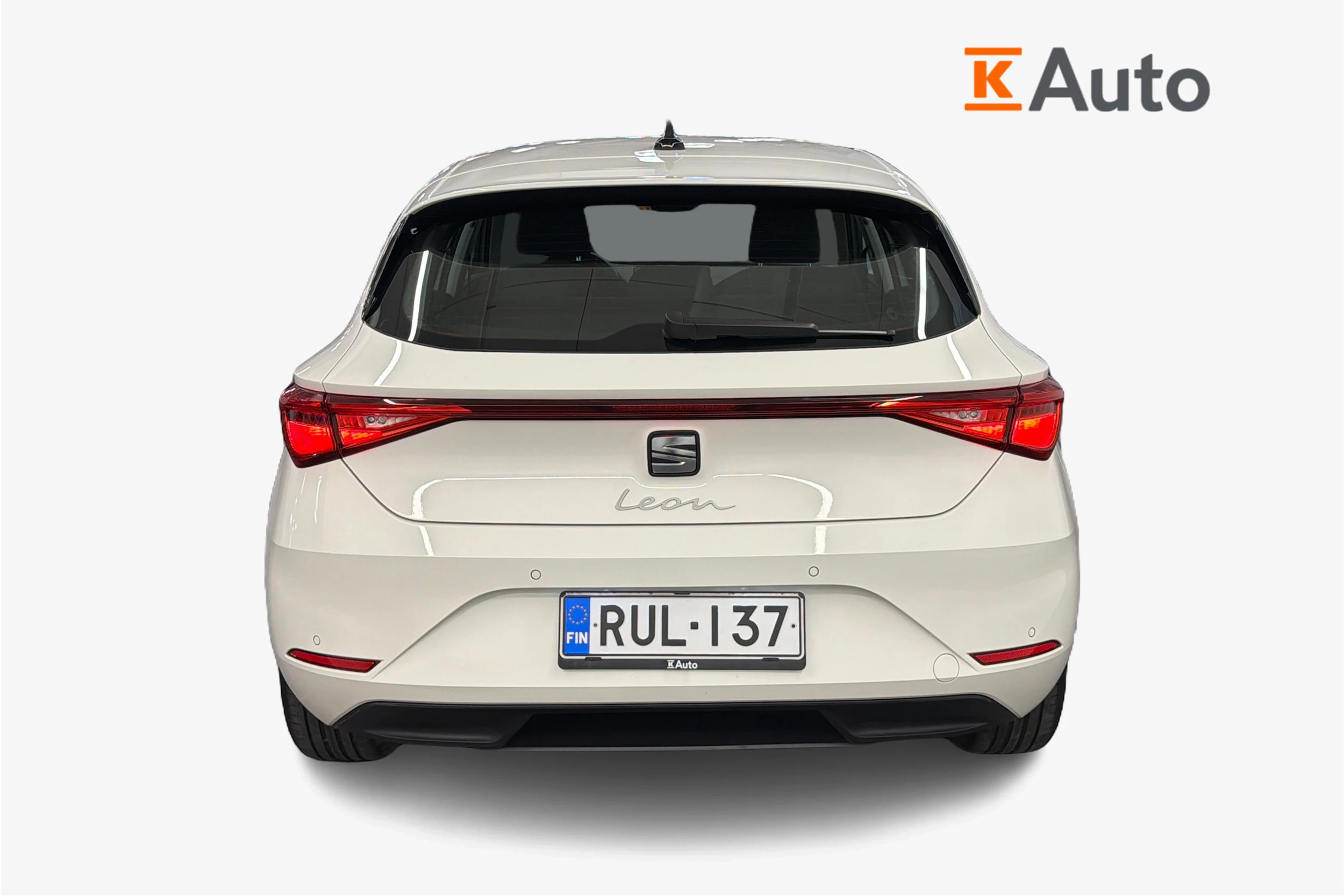 valkoinen SEAT Leon 2021 kuva 3.