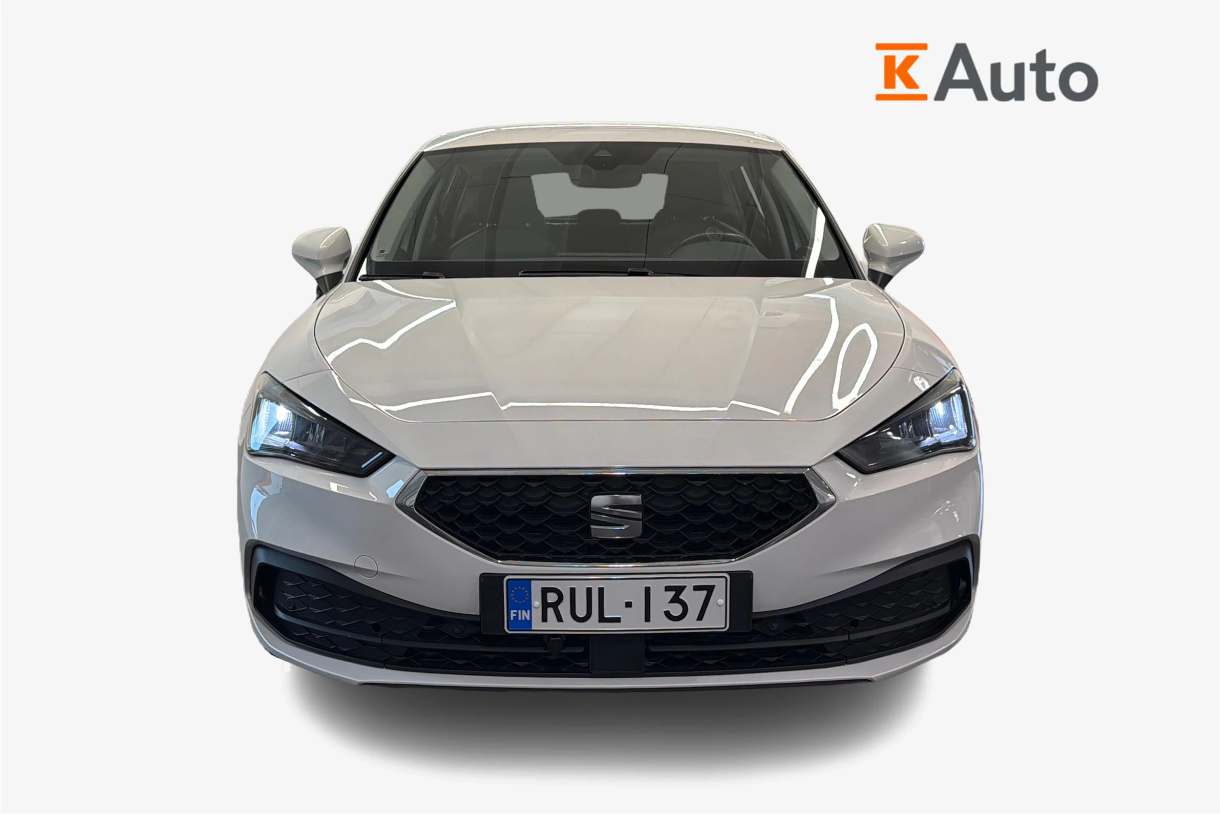 valkoinen SEAT Leon 2021 kuva 4.